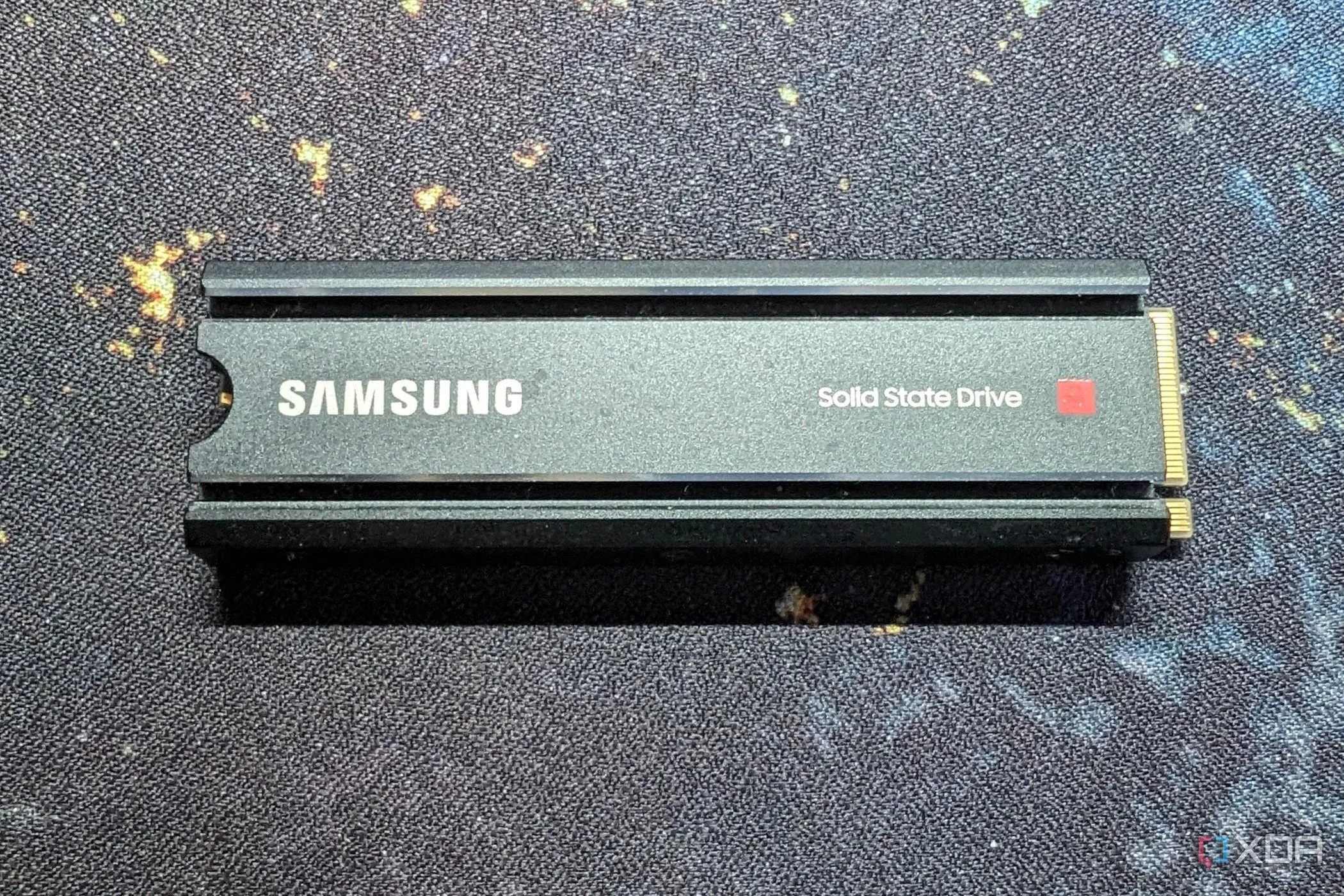 Ổ cứng NVMe Samsung 980 Pro có tản nhiệt lắp đặt trên máy tính, giúp kiểm soát nhiệt độ hiệu quả.
