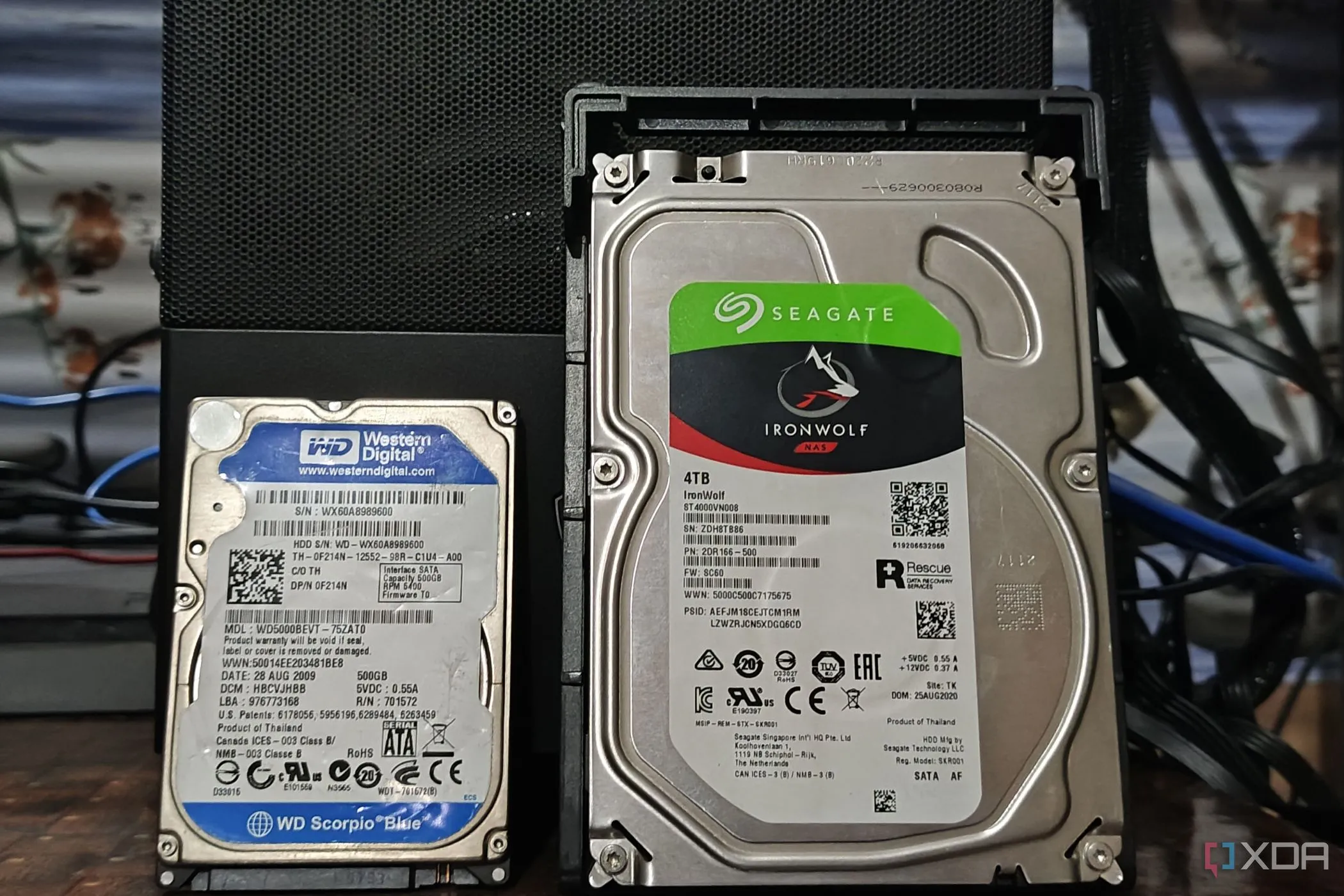 Ổ cứng Seagate IronWolf NAS 4TB đặt cạnh ổ cứng WD Blue 500GB, biểu tượng cho việc cập nhật firmware định kỳ