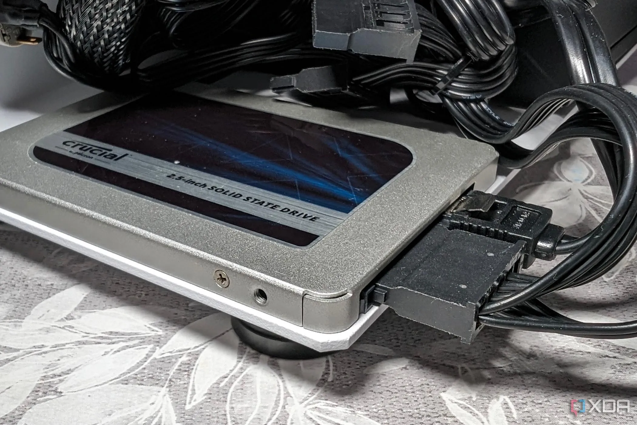 Ổ cứng SSD Crucial BX500 SATA với vỏ đen nhám