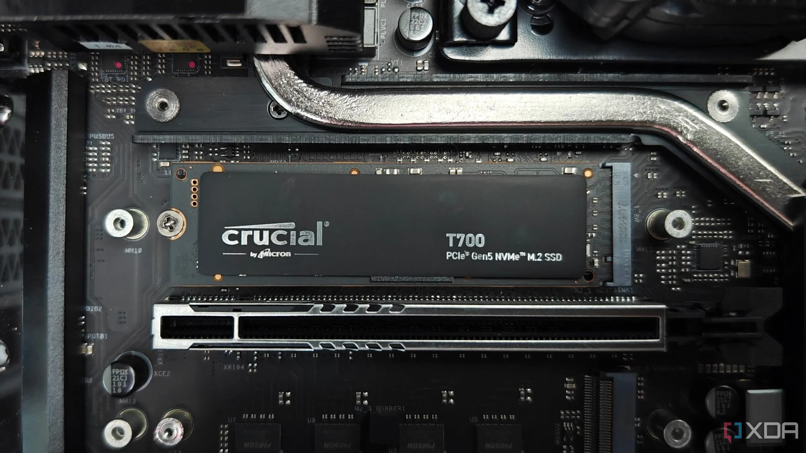 Ổ cứng SSD Crucial T700 PCIe Gen5 tốc độ cao được lắp đặt trên bo mạch chủ cần tản nhiệt.