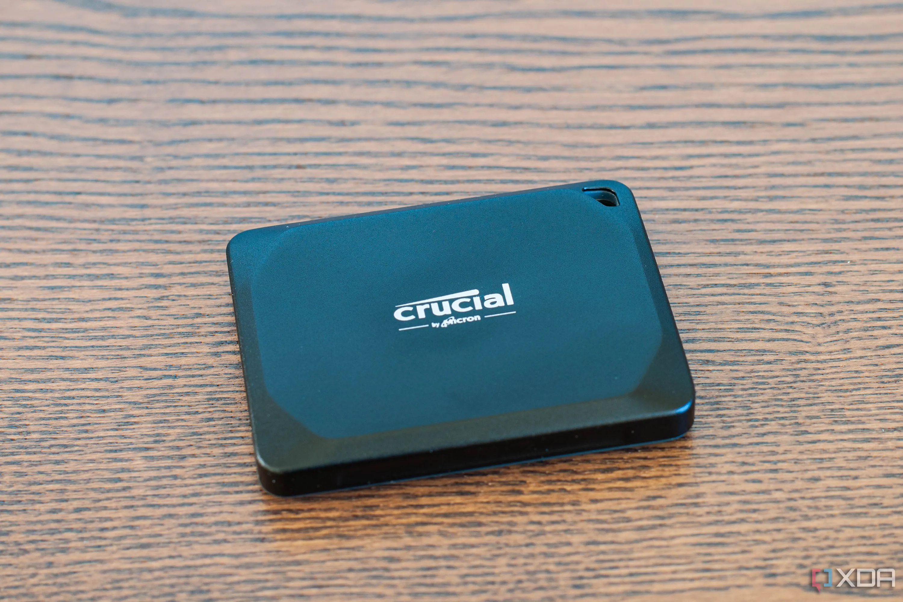 Ổ cứng SSD di động Crucial X10 Pro màu đen nằm trên bàn làm việc, biểu tượng cho giải pháp lưu trữ hiện đại