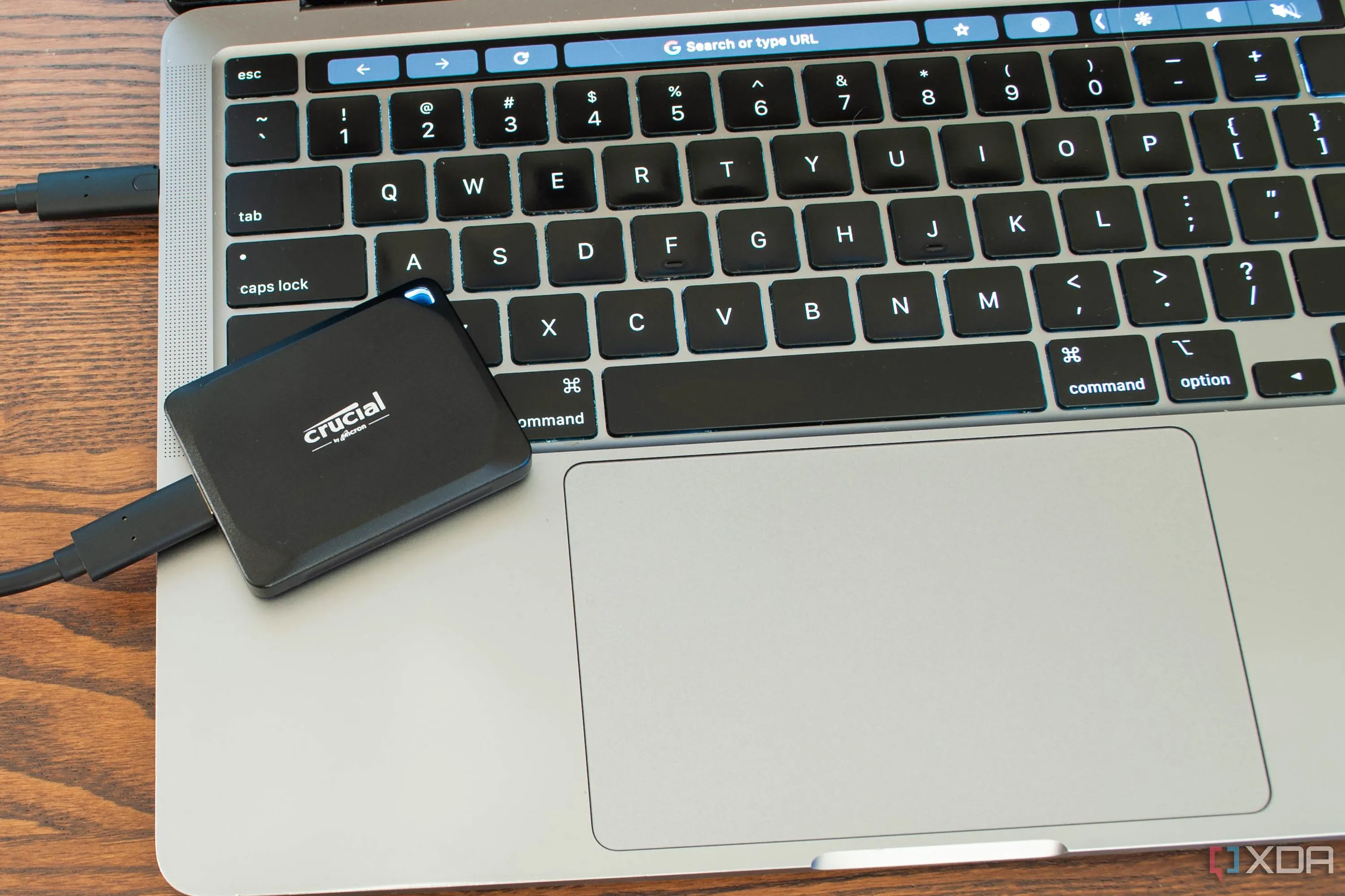 Ổ cứng SSD di động Crucial X10 Pro siêu nhỏ gọn đặt cạnh laptop, hỗ trợ làm việc đa thiết bị
