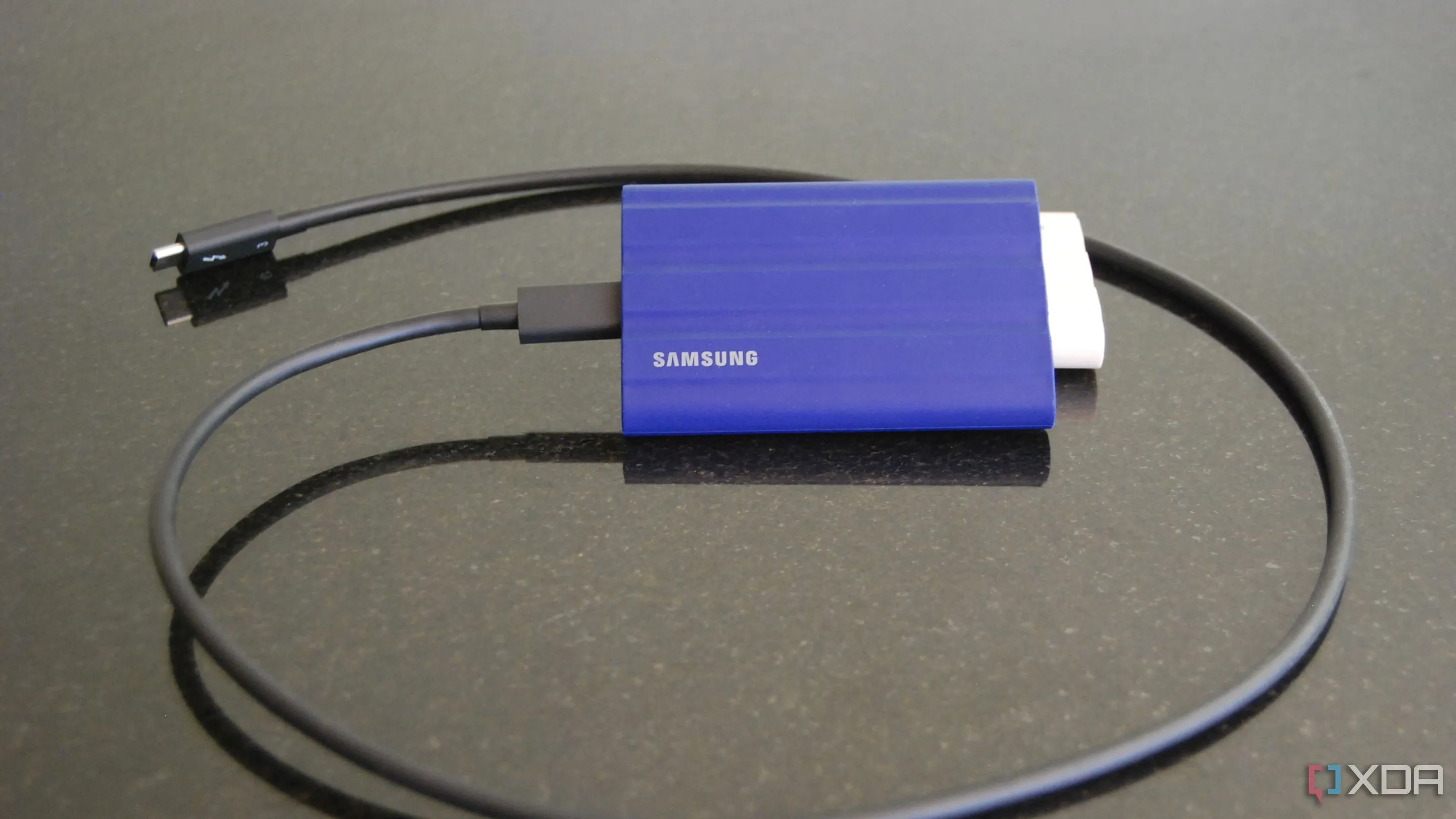 Ổ cứng SSD di động Samsung T7 Shield màu xanh dương cùng cáp USB C