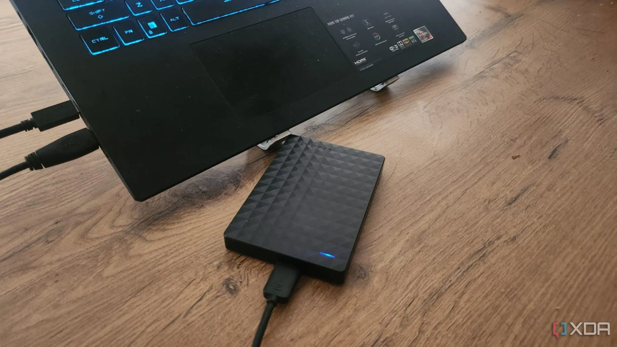 Ổ cứng SSD gắn ngoài Seagate kết nối với laptop Windows, minh họa việc giữ ổn định khi hoạt động