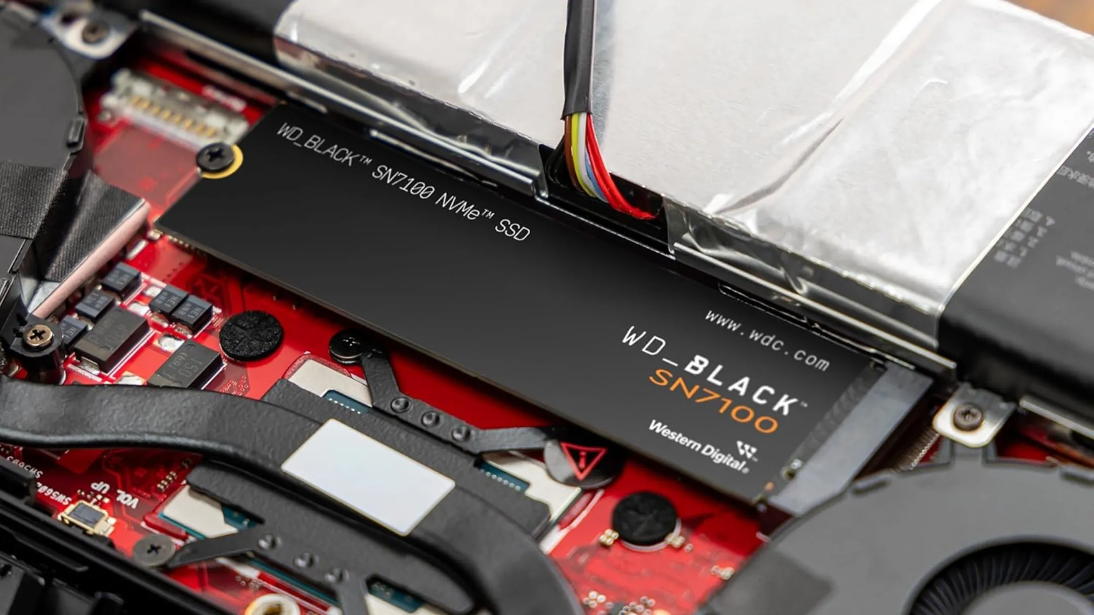 Ổ cứng WD_BLACK SN7100 4TB NVMe SSD được tích hợp trong thiết bị chơi game, tối ưu cho hiệu suất