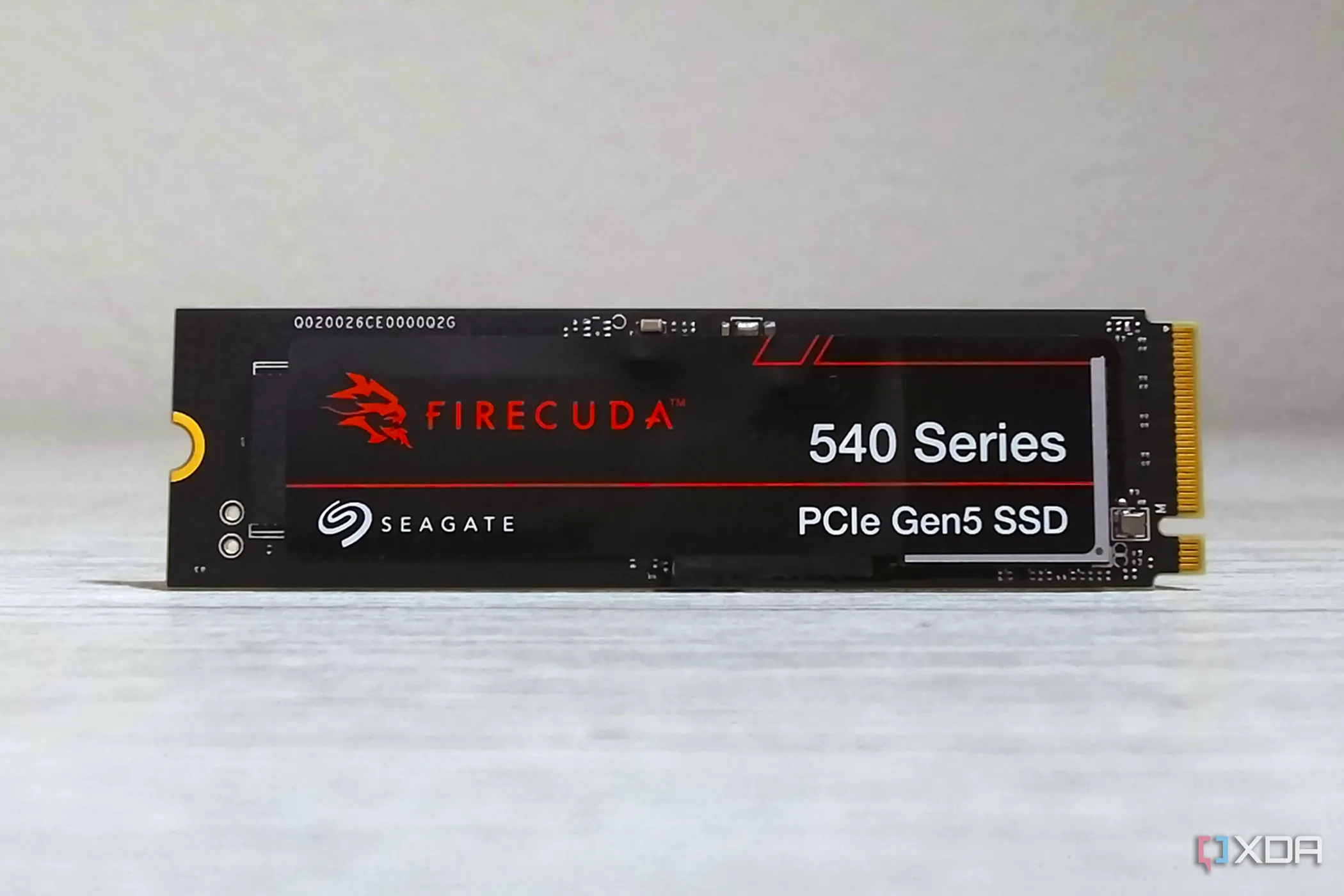 Ổ SSD Seagate FireCuda 540 nhìn từ phía trước, có tản nhiệt