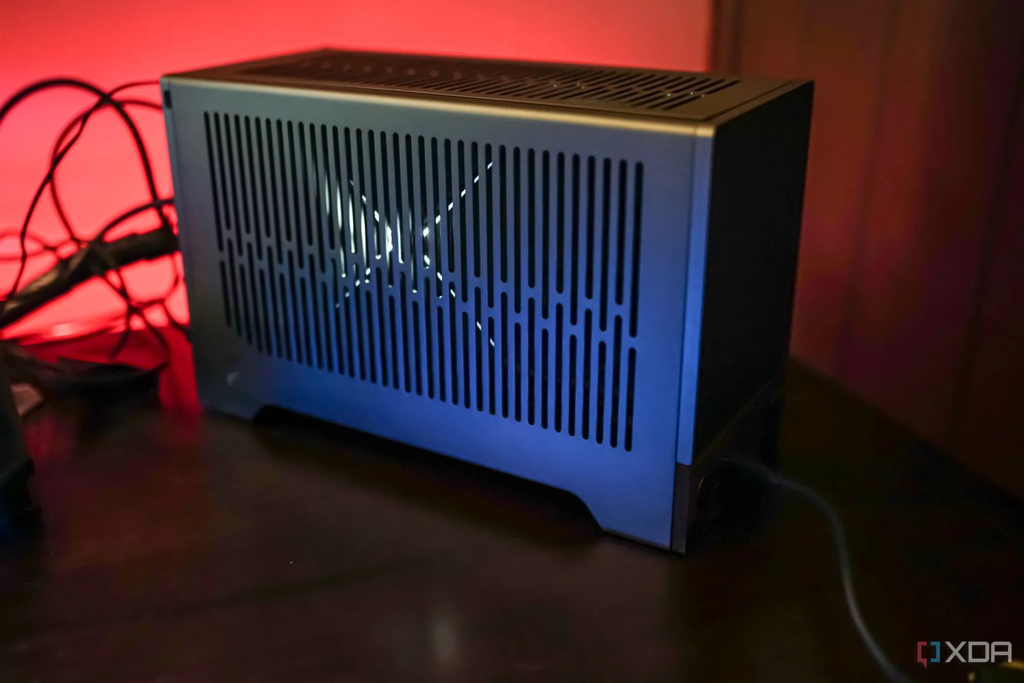 PC Fractal Terra đặt trên bàn làm việc