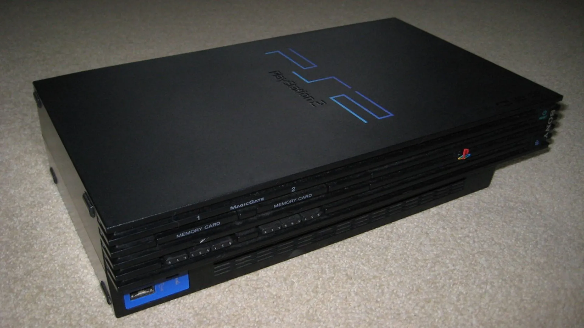 Phiên bản đầu tiên của console PlayStation 2 với thiết kế đặc trưng, mở ra kỷ nguyên DVD