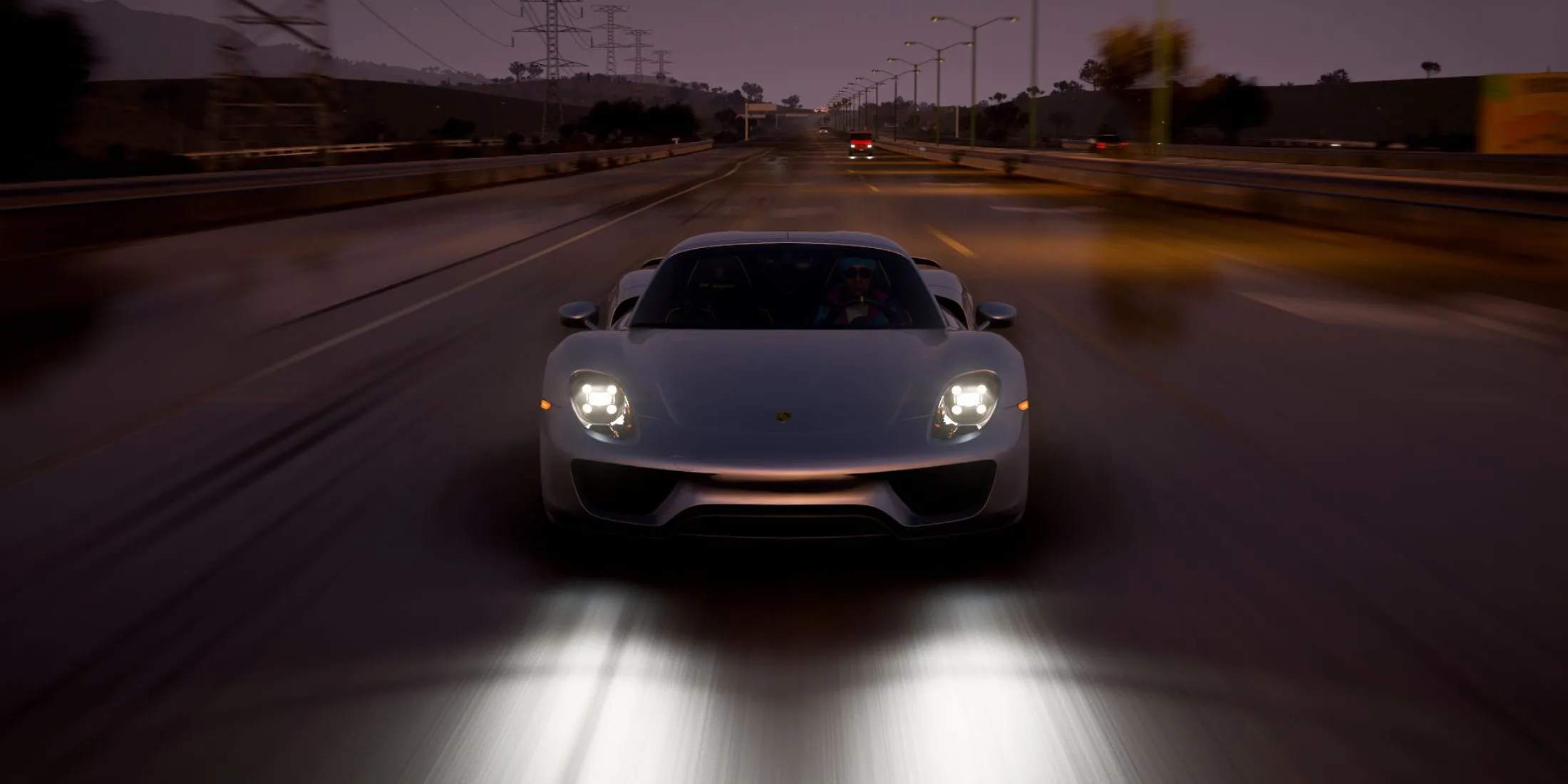 Porsche 918 Spyder màu trắng đang di chuyển qua rừng cây rậm rạp trong Forza Horizon 5