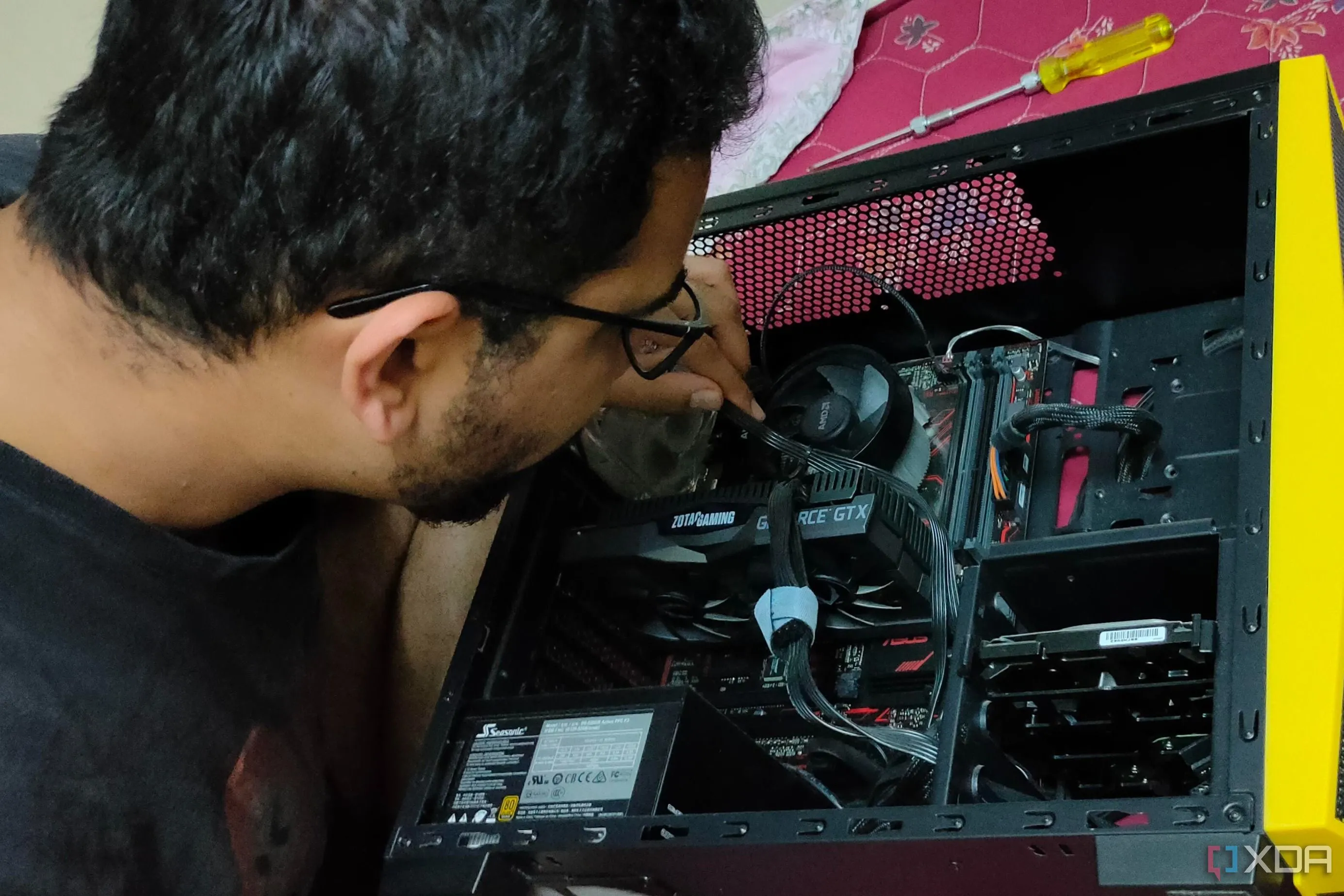 Quá trình lắp ráp một dàn PC gaming với CPU Ryzen và GPU Nvidia, minh họa sự phức tạp khi thao tác trong không gian chật hẹp của SFF PC