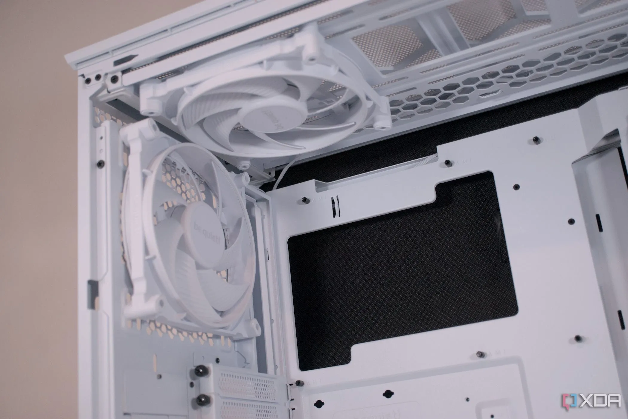 Quạt tản nhiệt be quiet! được cài đặt sẵn bên trong vỏ case Dark Base 701