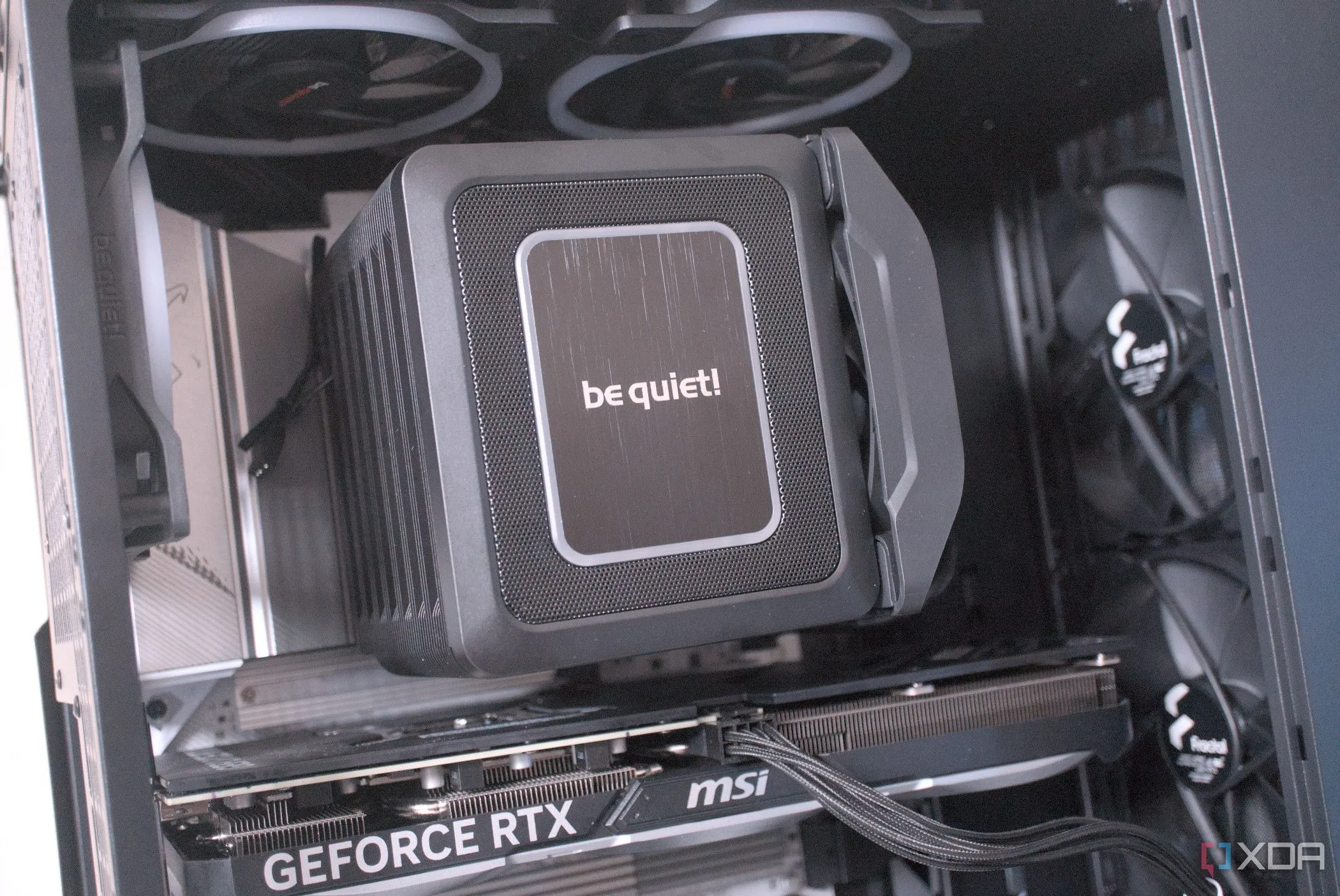 Quạt tản nhiệt CPU be quiet! Dark Rock Elite được lắp đặt bên trong thùng máy tính, nhấn mạnh vai trò của tản nhiệt hiệu quả nhưng vẫn giữ được độ yên tĩnh cho PC.