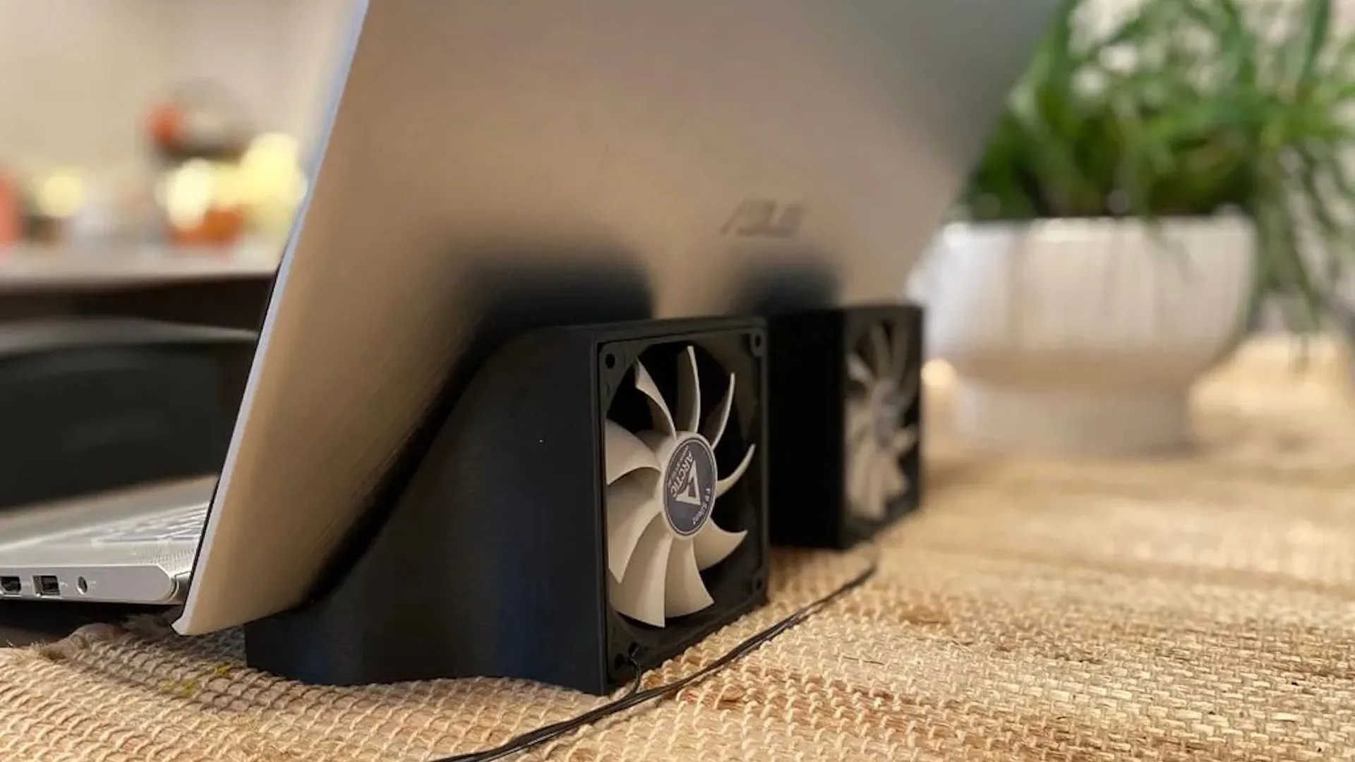 Quạt tản nhiệt laptop được tích hợp vào đế nâng, tối ưu luồng không khí bằng công nghệ in 3D