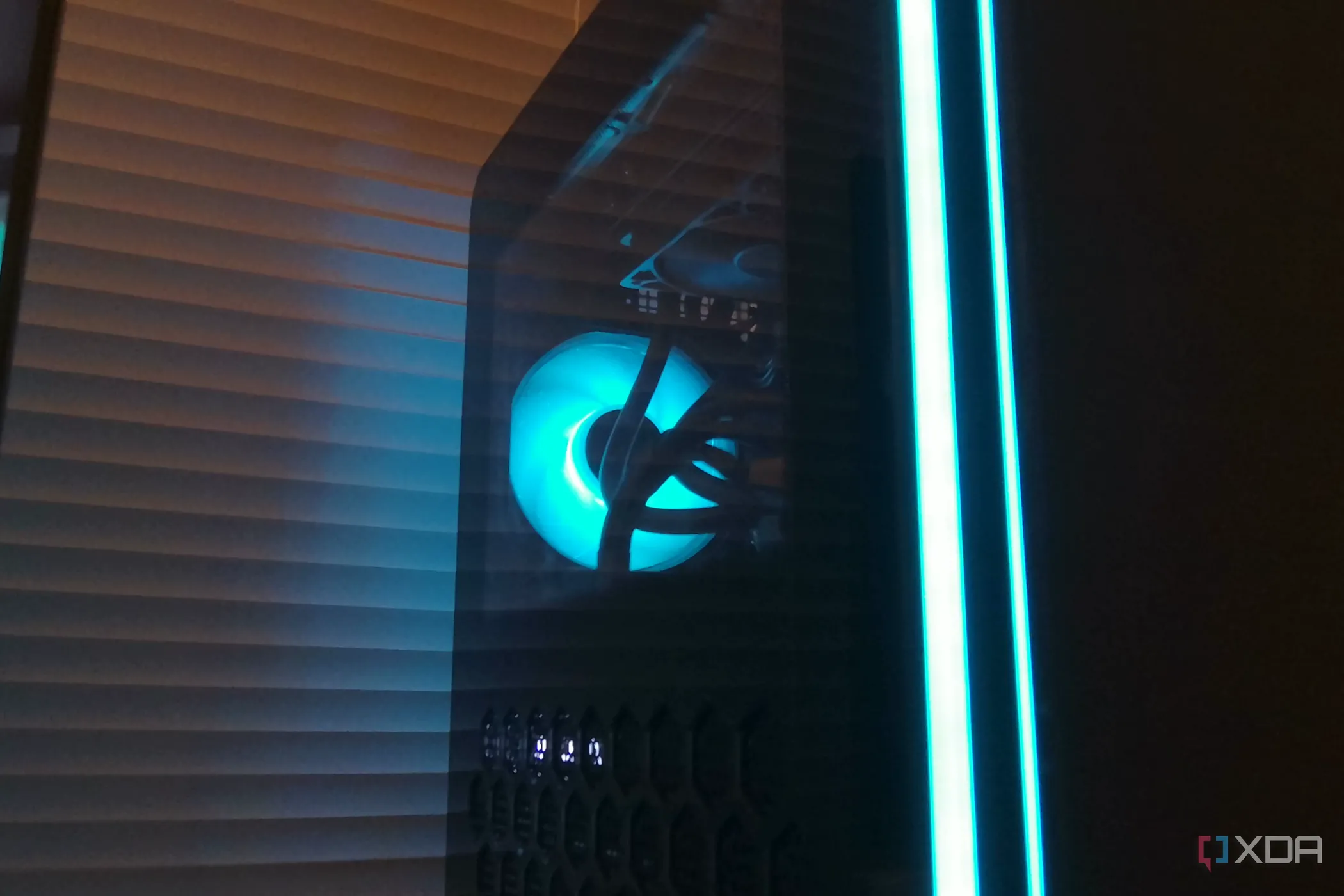Quạt tản nhiệt phía sau của máy tính Alienware Aurora R16, là một thành phần quan trọng cần kiểm tra và tối ưu trong PC build sẵn.