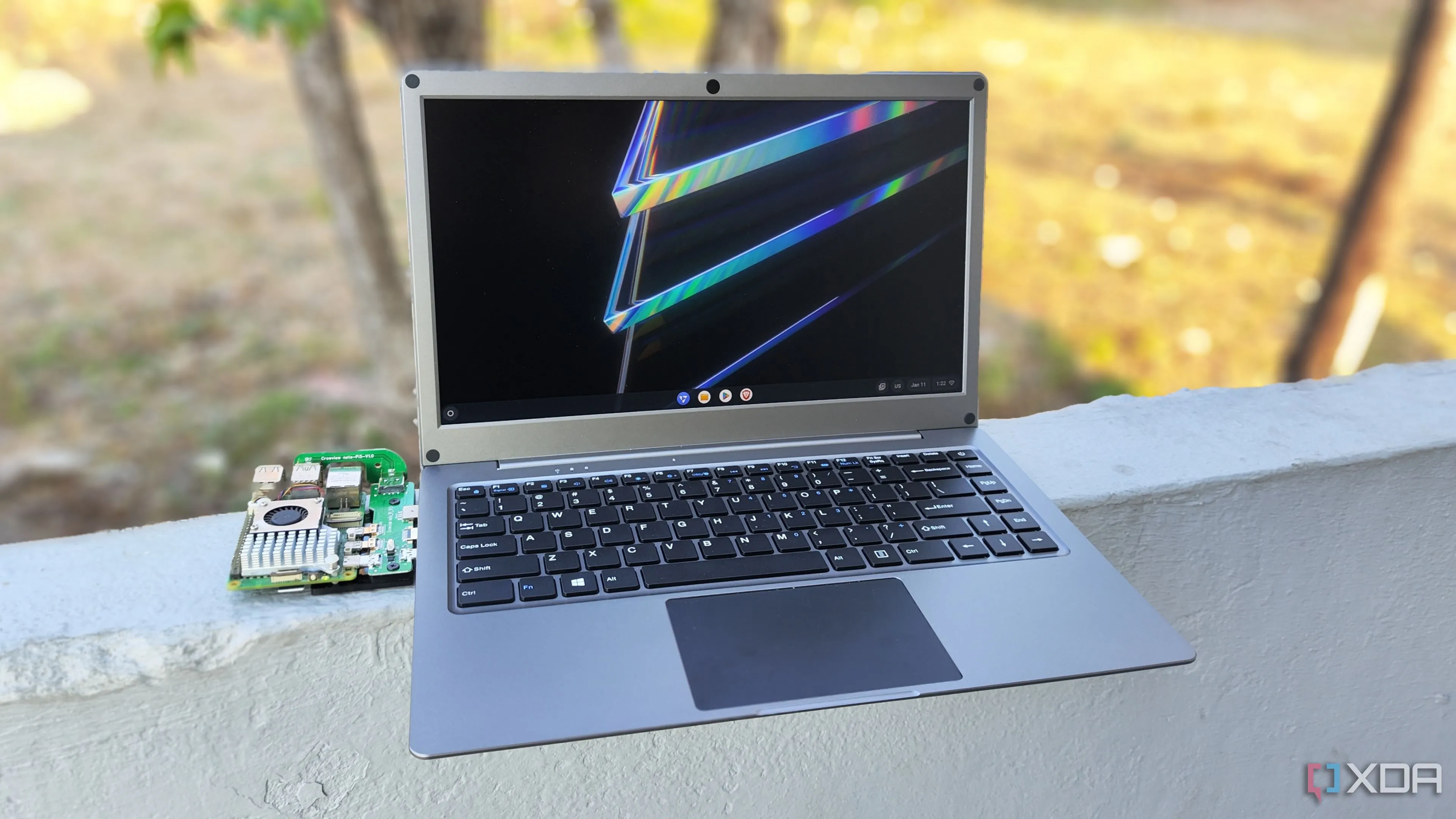 Raspberry Pi 5 chạy FydeOS, kết nối với màn hình di động CrowView Note 14