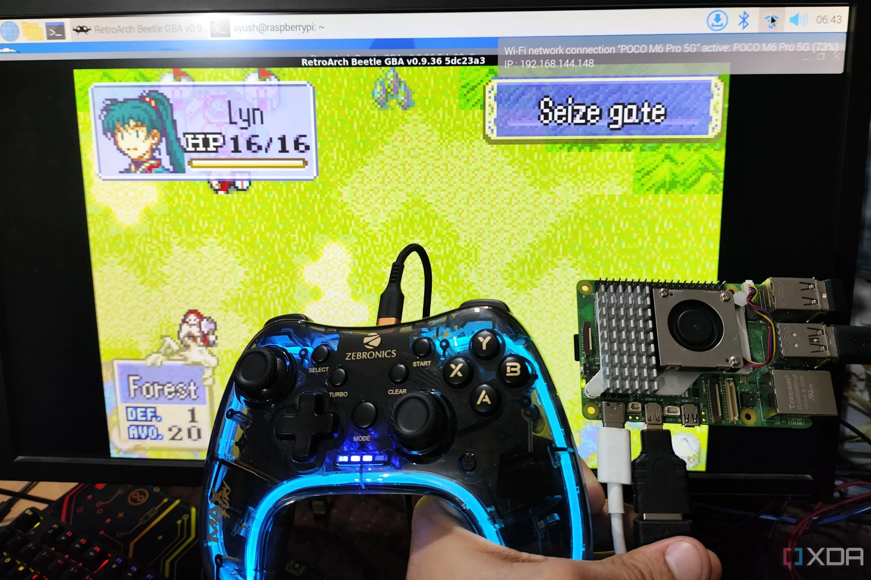 Raspberry Pi 5 kết nối với tay cầm và màn hình, sẵn sàng cho trải nghiệm giả lập game mạnh mẽ