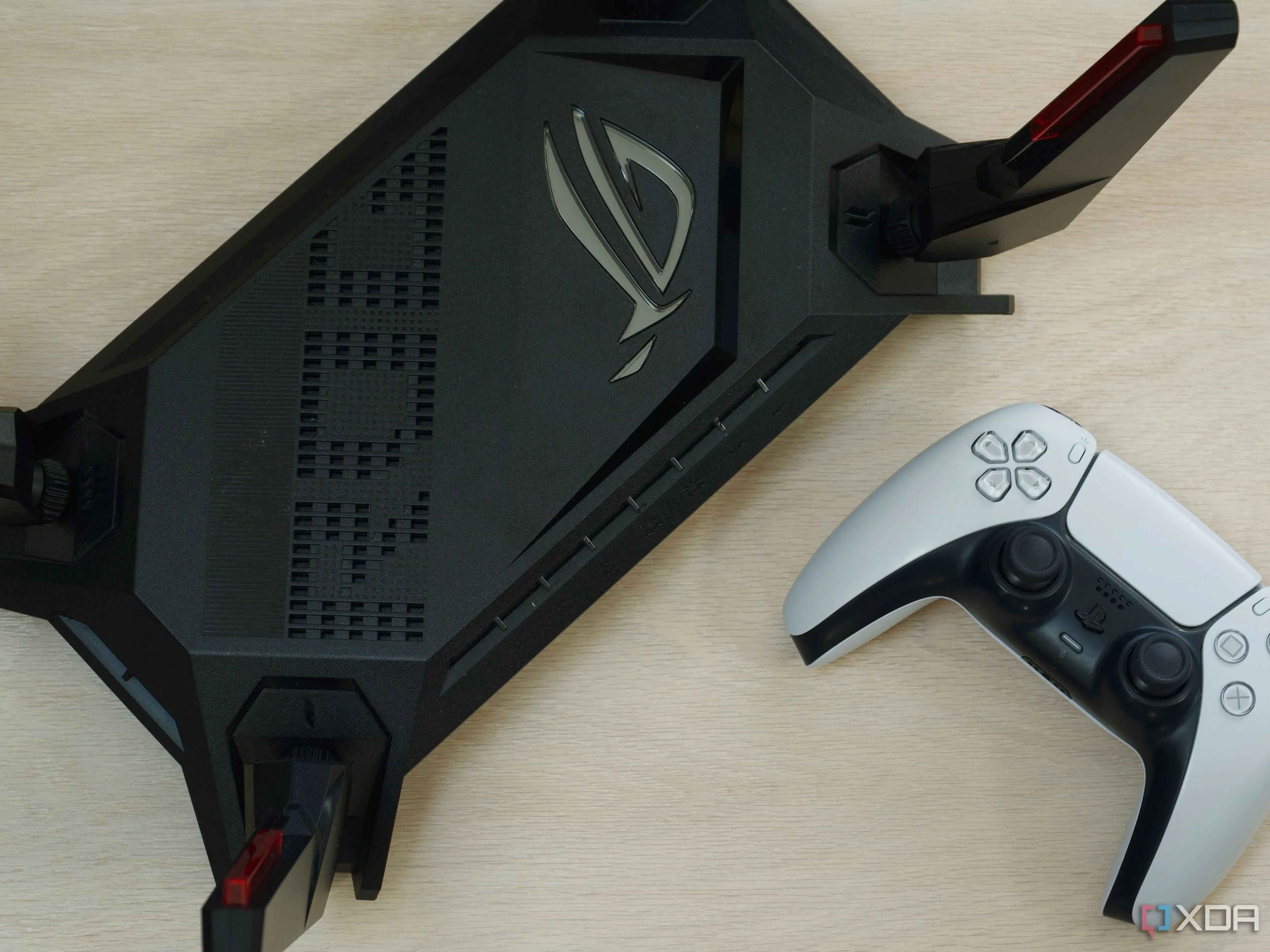 Router ASUS ROG Rapture GT-AX6000 nhìn từ trên xuống, đại diện cho thiết bị phát Wi-Fi cao cấp.
