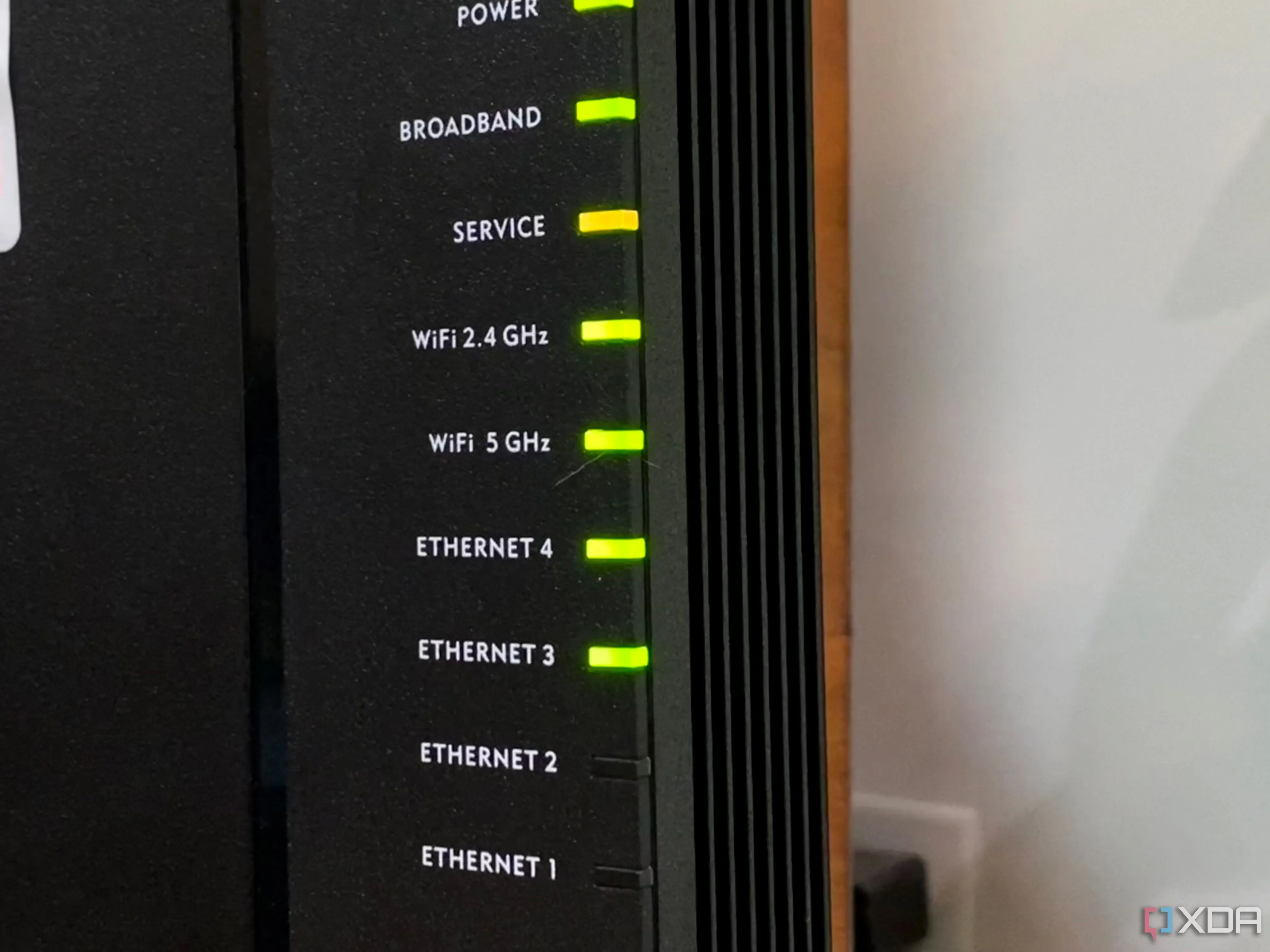 Router của nhà cung cấp dịch vụ internet (ISP) với đèn tín hiệu kết nối, tượng trưng cho sự phụ thuộc vào thiết bị nhà mạng