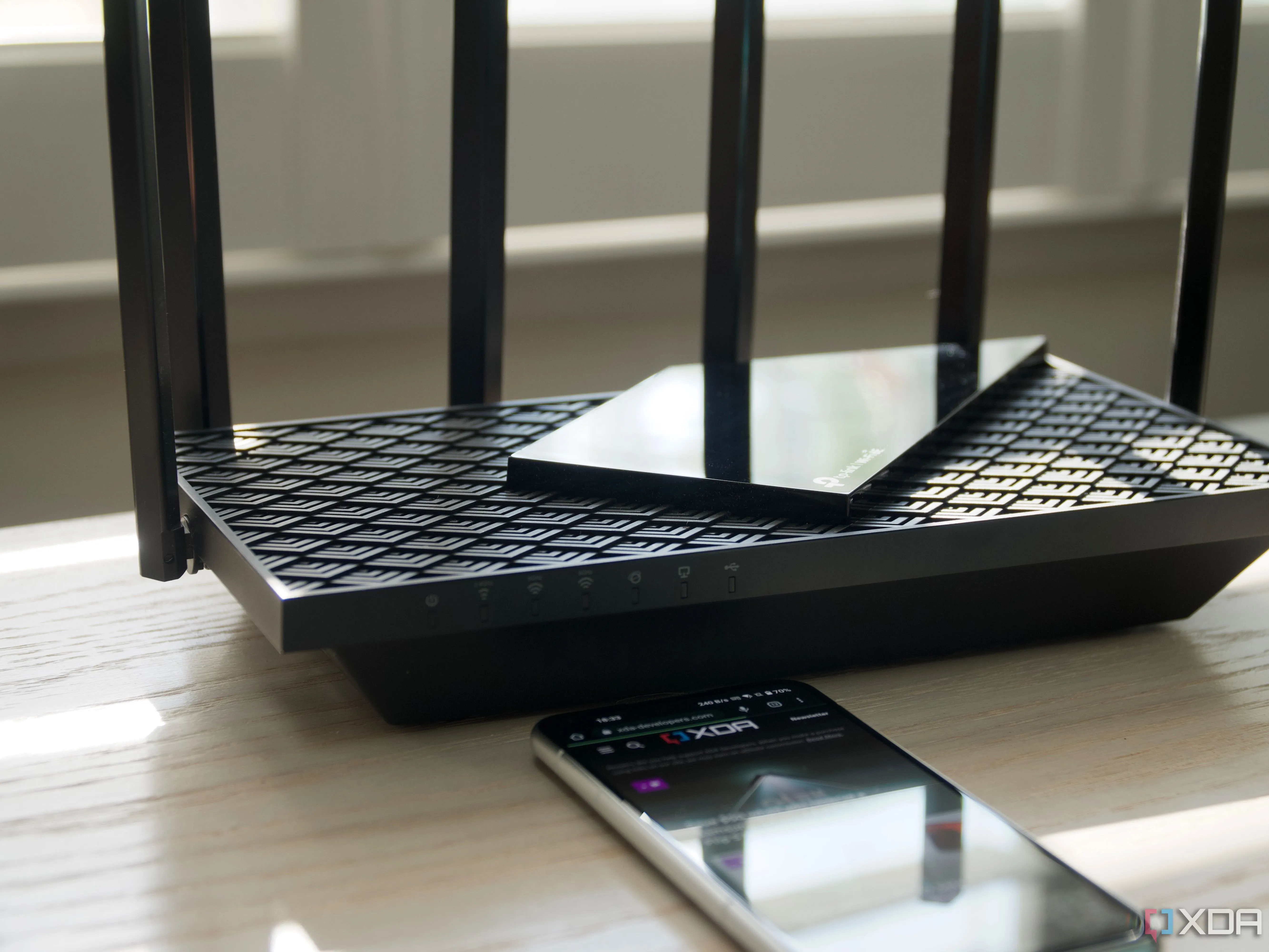 Router TP-Link Archer AXE75 Wi-Fi 6E ba băng tần trên bàn, minh họa giải pháp tối ưu hóa mạng Wi-Fi gia đình