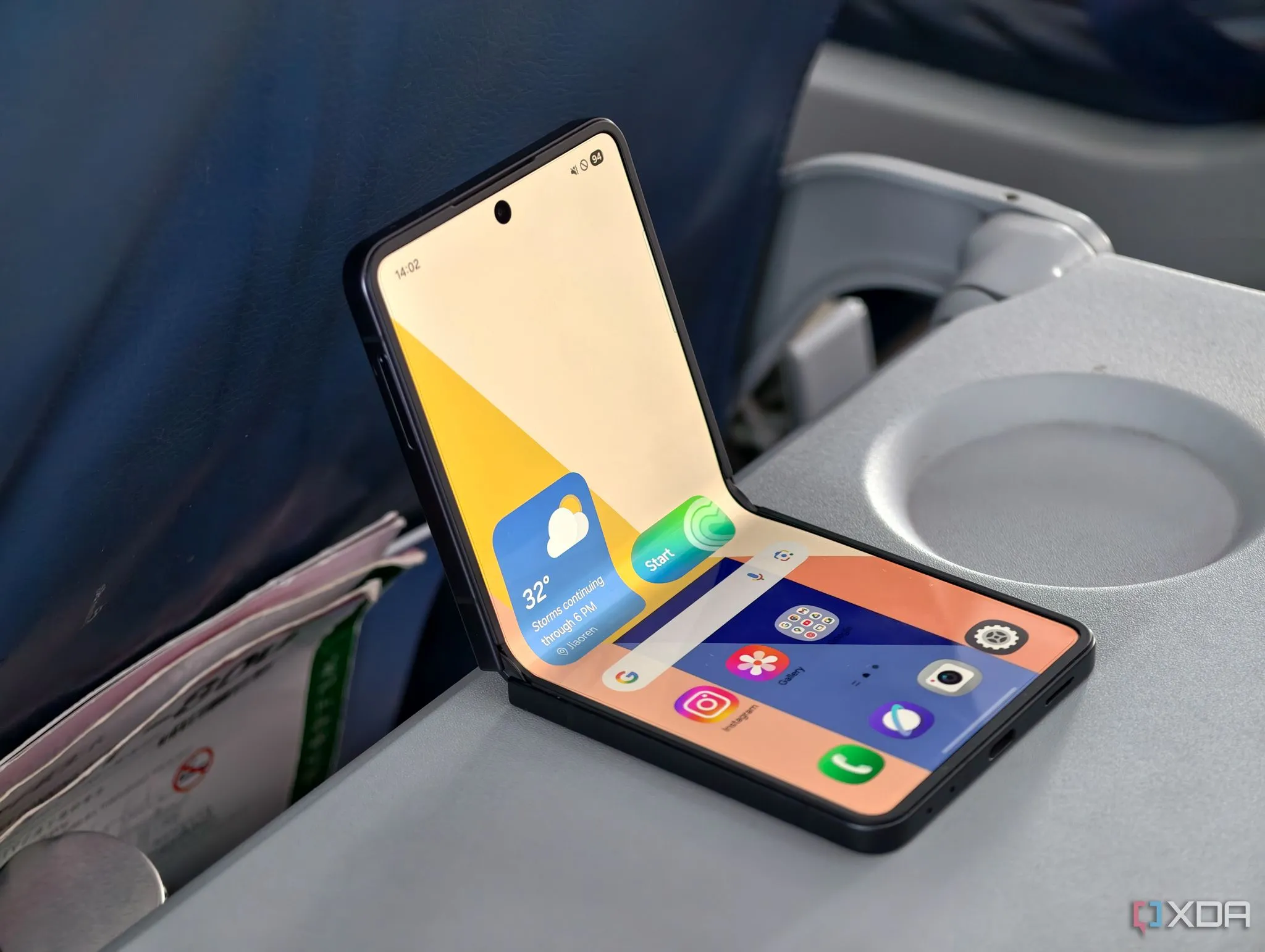 Samsung Galaxy Z Flip 7 ở chế độ Flex Mode trên bàn
