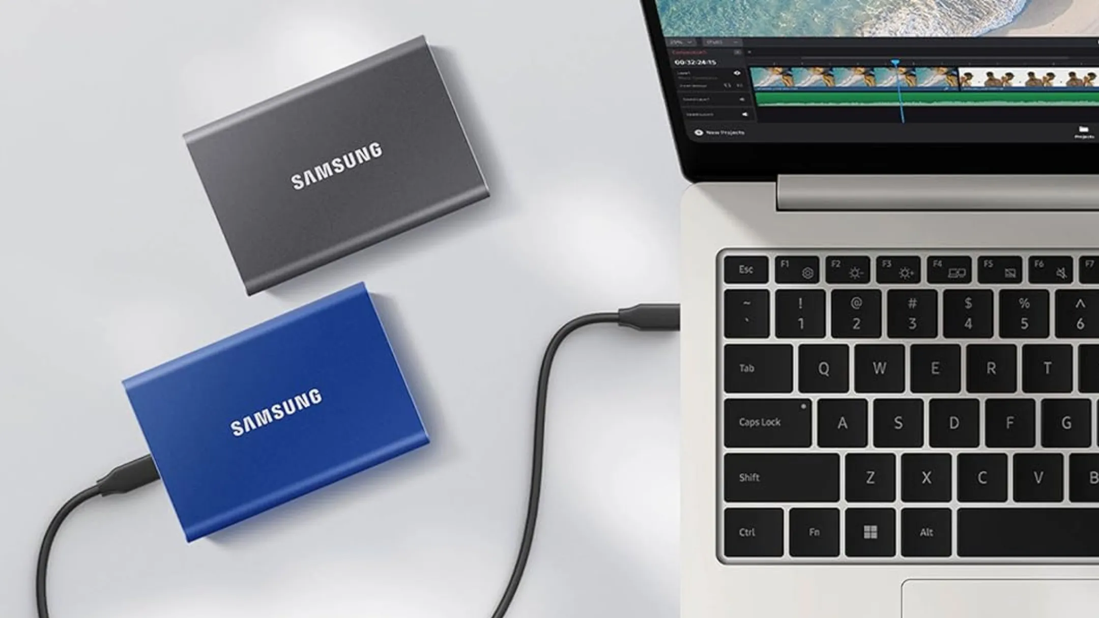 Samsung T7 SSD di động màu đen được cắm vào cổng USB của laptop, minh họa khả năng kết nối và sử dụng dễ dàng.