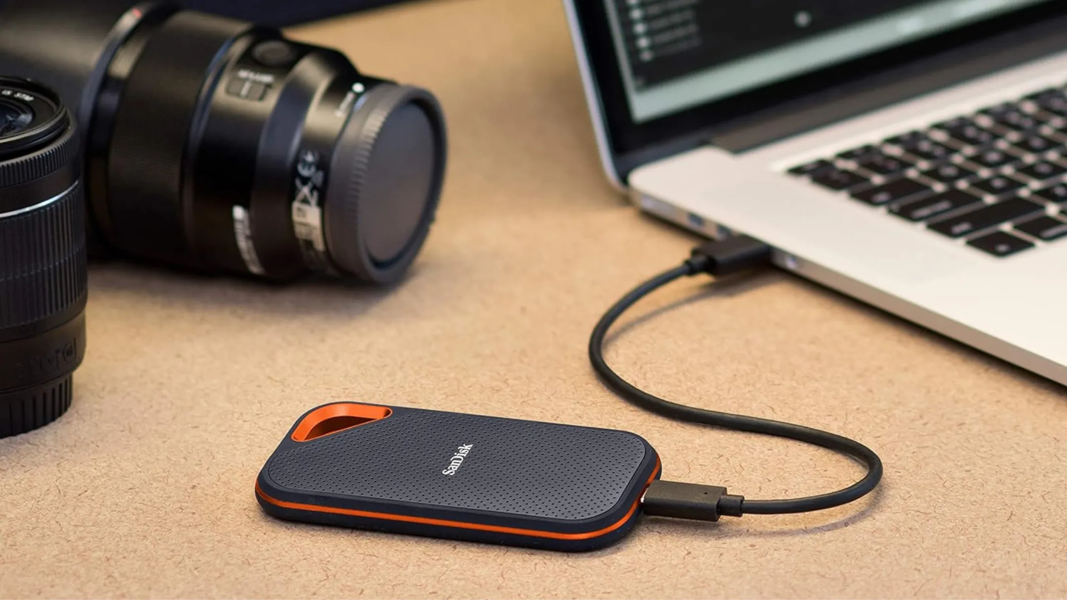 SanDisk Extreme Portable SSD Pro bên cạnh laptop và máy ảnh
