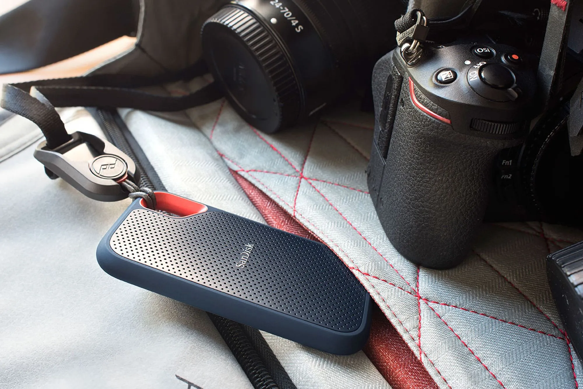 SanDisk Extreme Portable SSD với lớp vỏ cao su bền bỉ chống sốc, sẵn sàng cho mọi môi trường