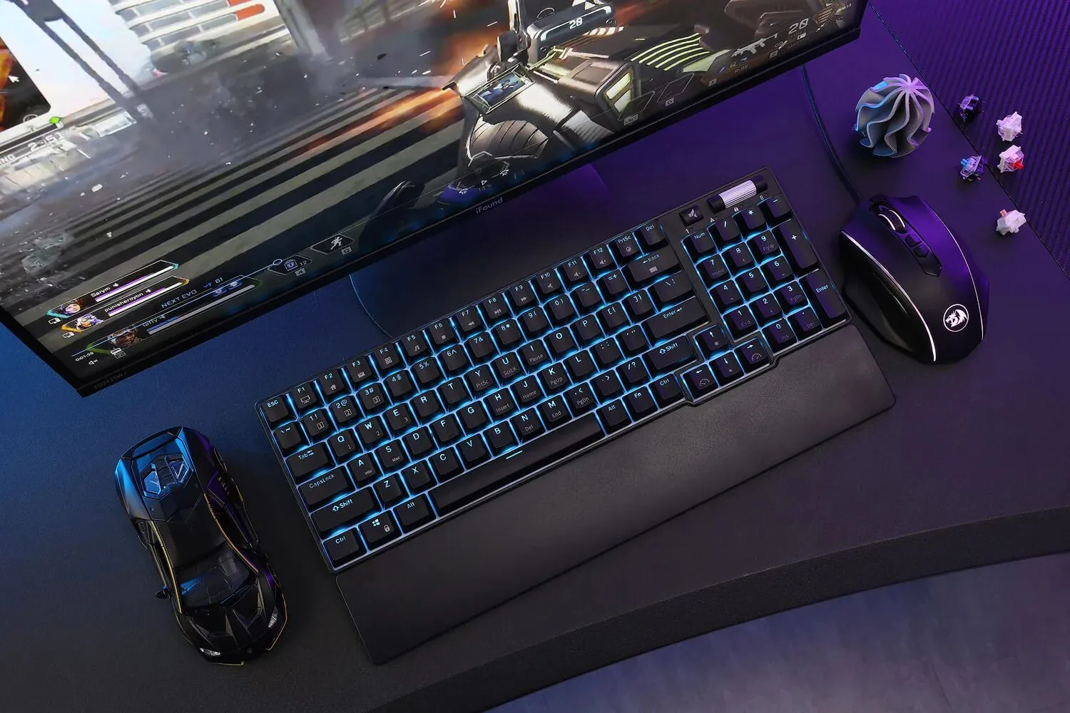 Setup gaming với bàn phím cơ Royal Kludge RK96 và kê tay không phù hợp