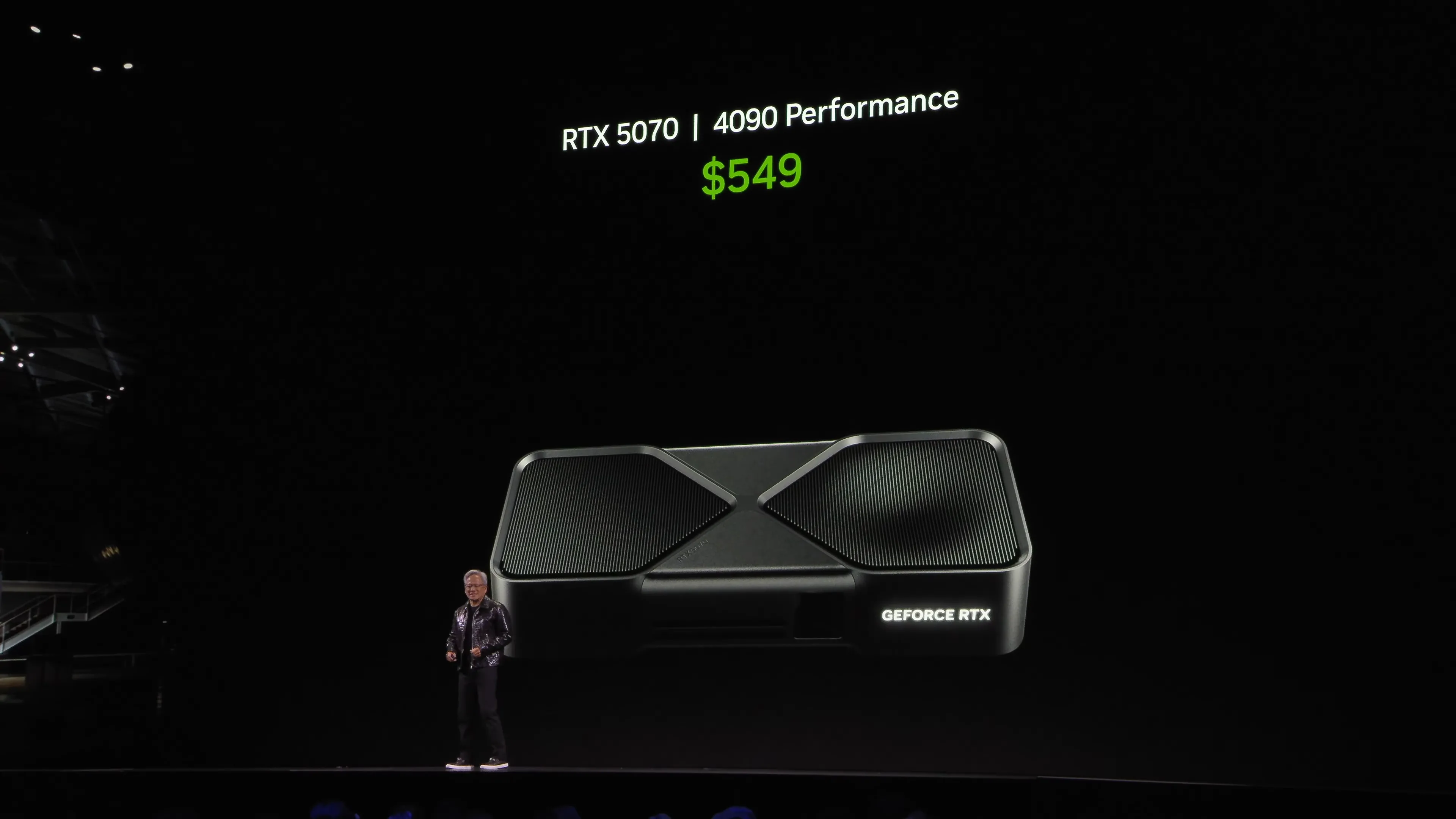 Slide trình chiếu của Nvidia tại CES 2025 với tuyên bố hiệu năng RTX 5070 ngang ngửa RTX 4090, minh họa chiến lược tập trung vào AI của Jensen Huang.