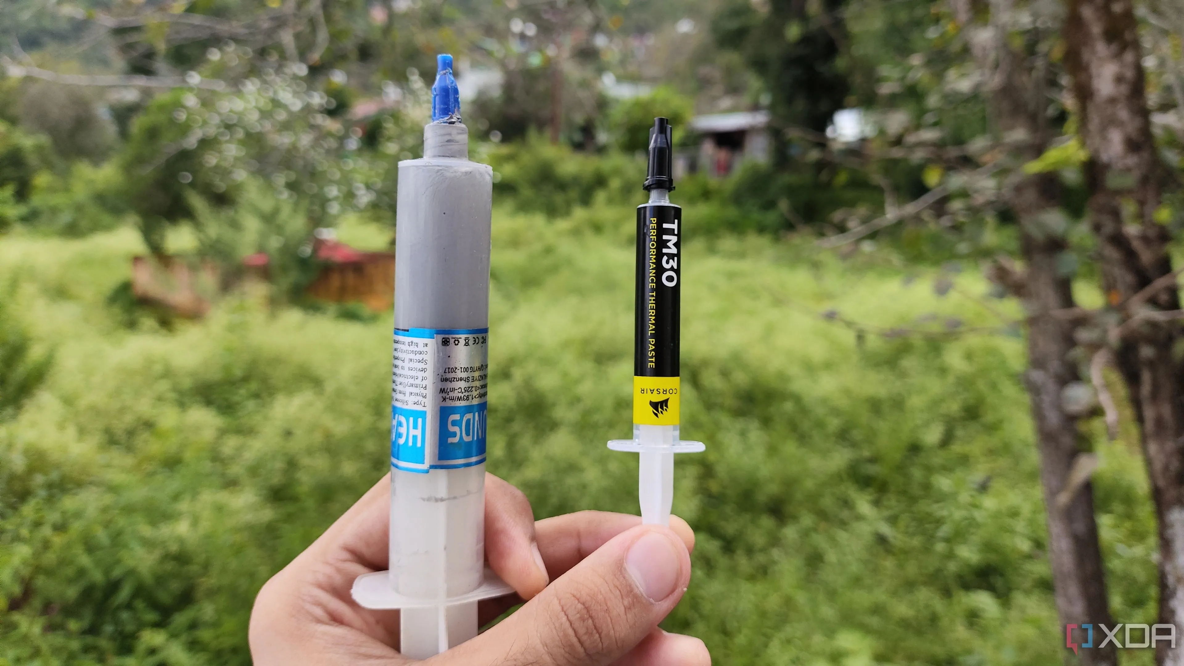 So sánh giữa một ống keo tản nhiệt thông thường và keo tản nhiệt chất lượng cao Corsair TM30