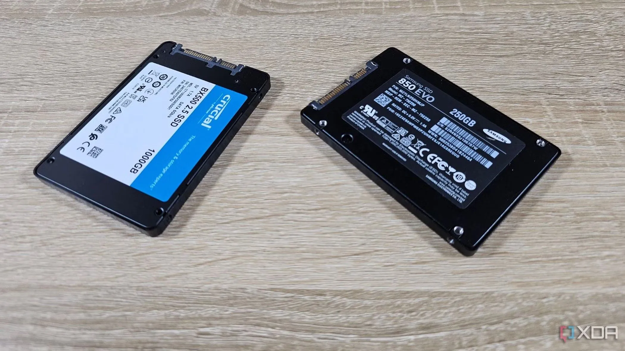 So sánh hai ổ cứng SSD, một loại SATA và một loại M2 NVMe, minh họa sự khác biệt về kích thước và công nghệ