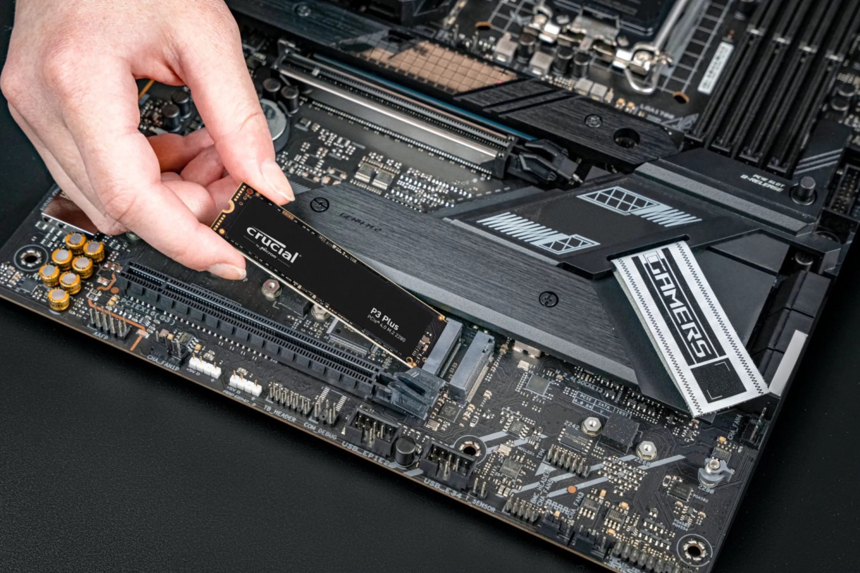 SSD Crucial P3 Plus PCIe M.2 2280 đang được lắp vào bo mạch chủ