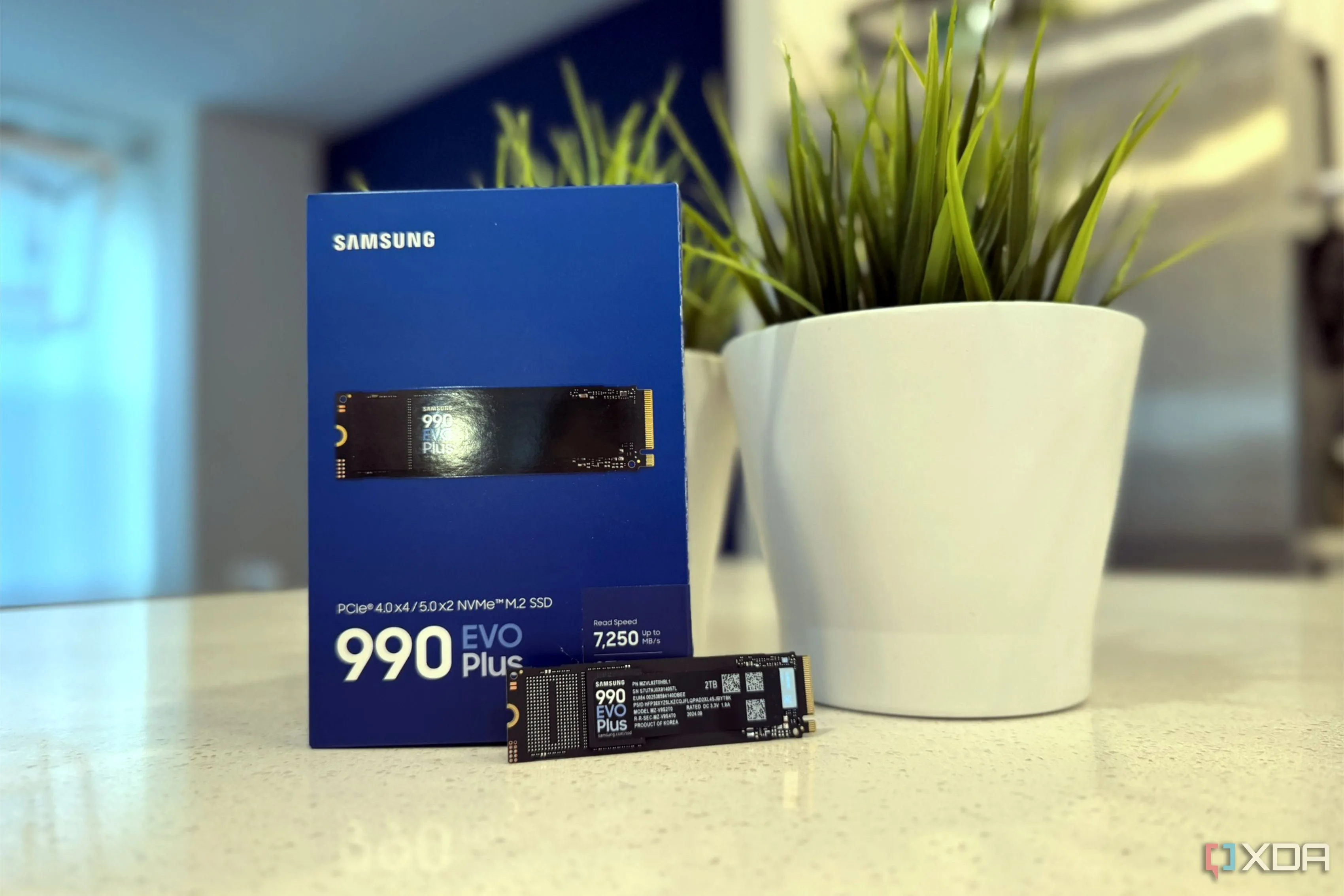 SSD Samsung 990 EVO Plus và vỏ hộp sản phẩm trên nền đá
