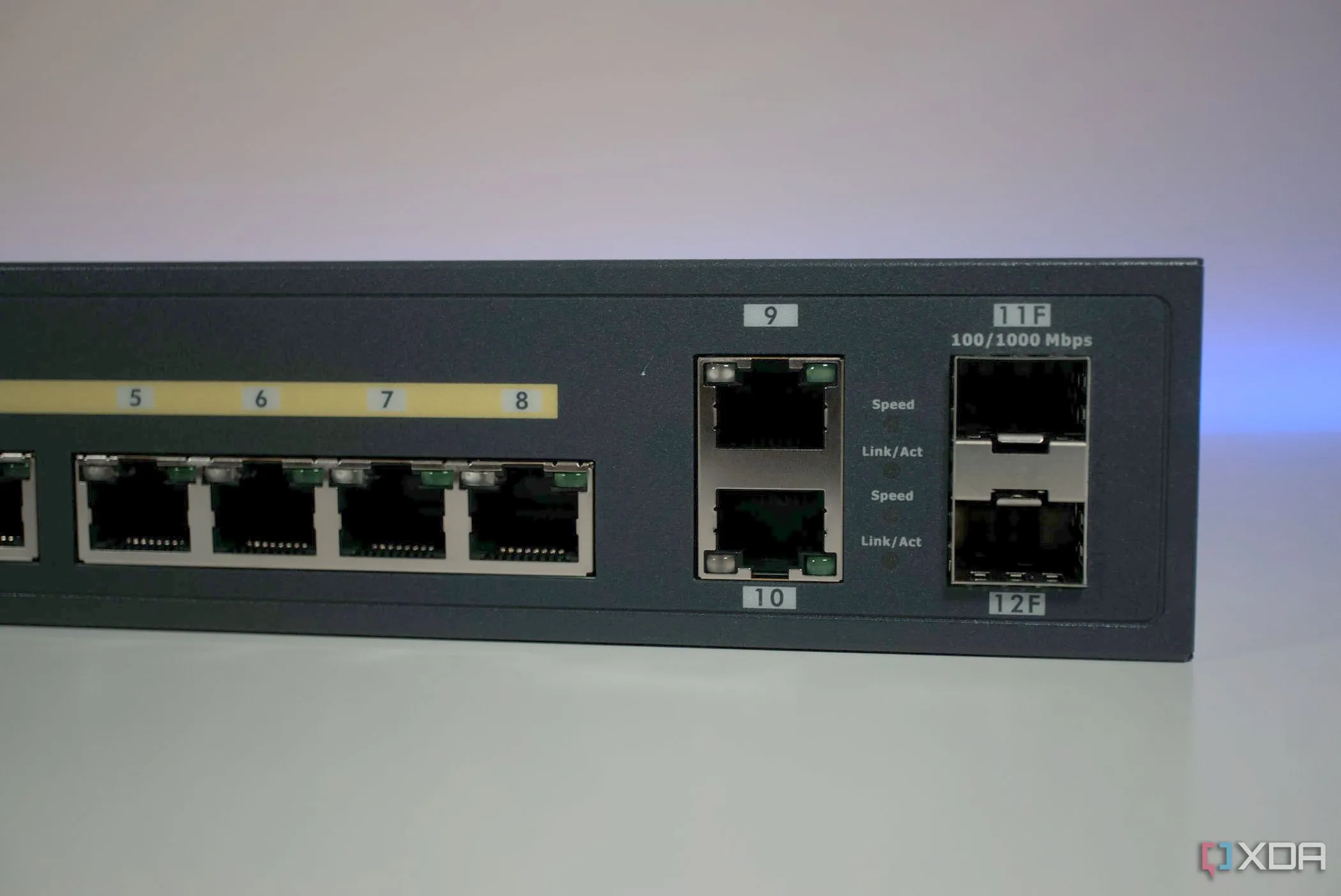 Switch EnGenius ECS112FP với các cổng uplink, minh họa một thiết bị switch quản lý tiêu biểu