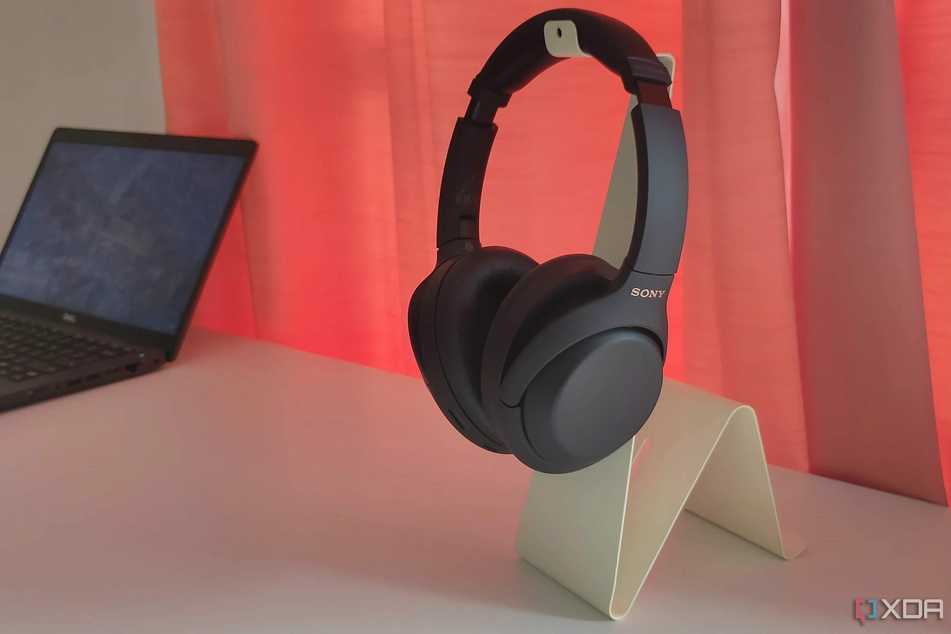 Tai nghe Sony màu đen trên giá đỡ màu trắng