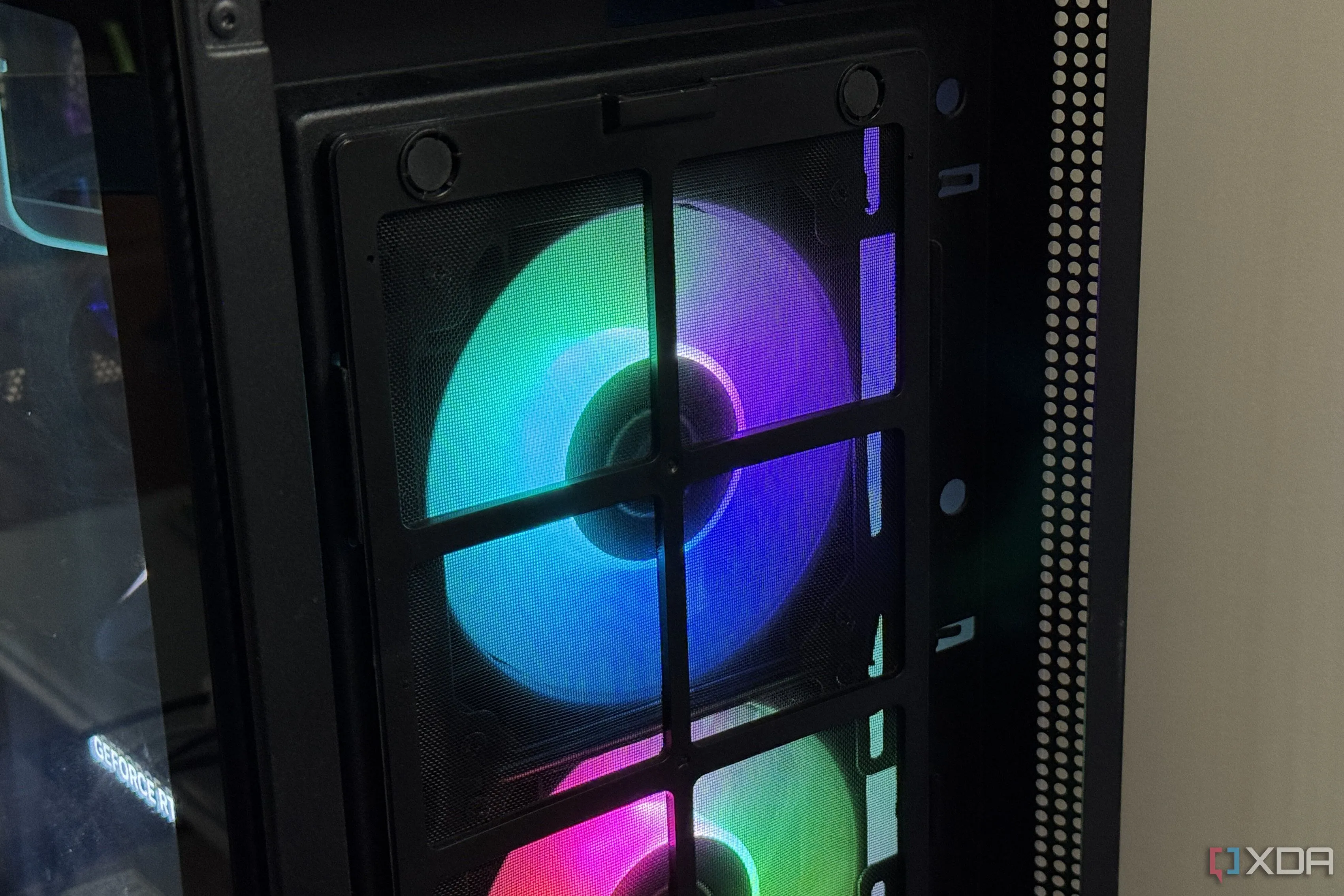 Tấm lọc bụi case PC đã được vệ sinh sạch sẽ bằng DataVac, minh họa hiệu quả đáng kinh ngạc của thiết bị trong việc loại bỏ bụi bẩn.