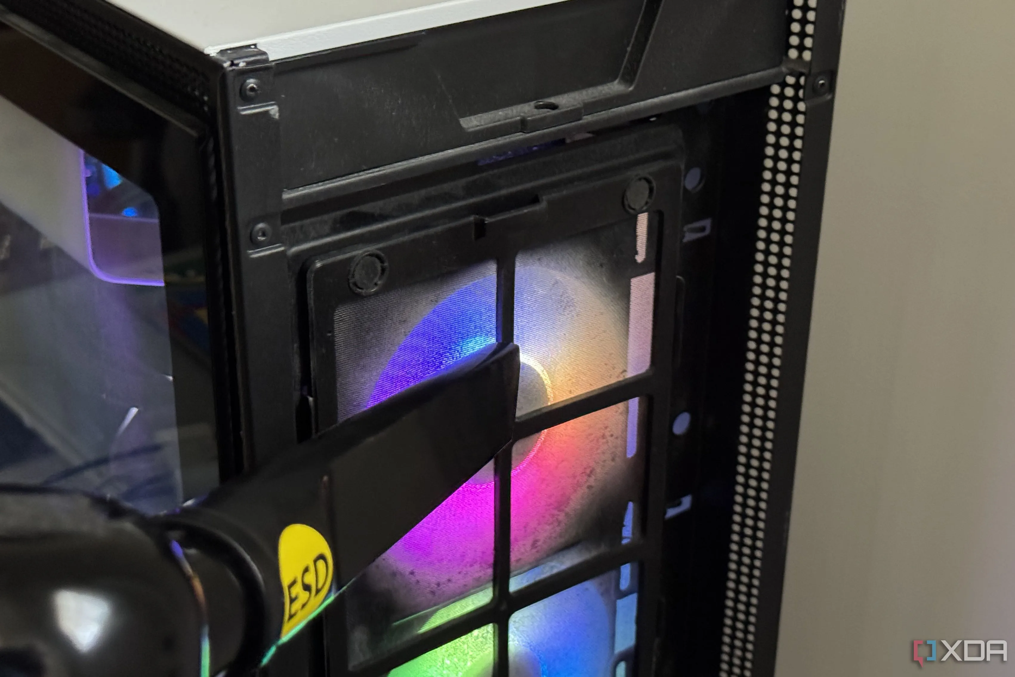 Tấm lọc bụi mặt trước của case PC bị bám đầy bụi bẩn dày đặc, cho thấy mức độ tích tụ bụi đáng báo động trước khi vệ sinh.