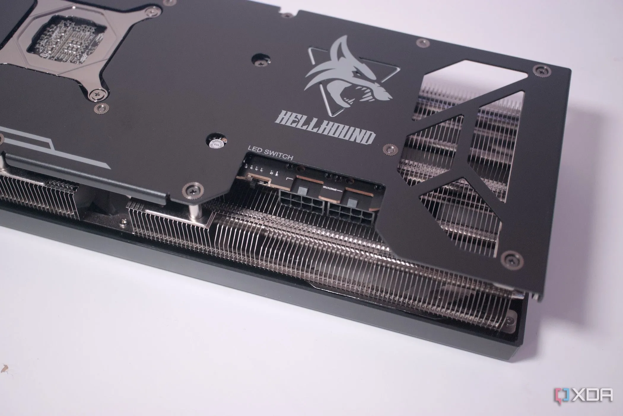 Tấm lưng của card đồ họa PowerColor Hellhound Radeon RX 7900 GRE, biểu tượng cho giá trị tối ưu của AMD