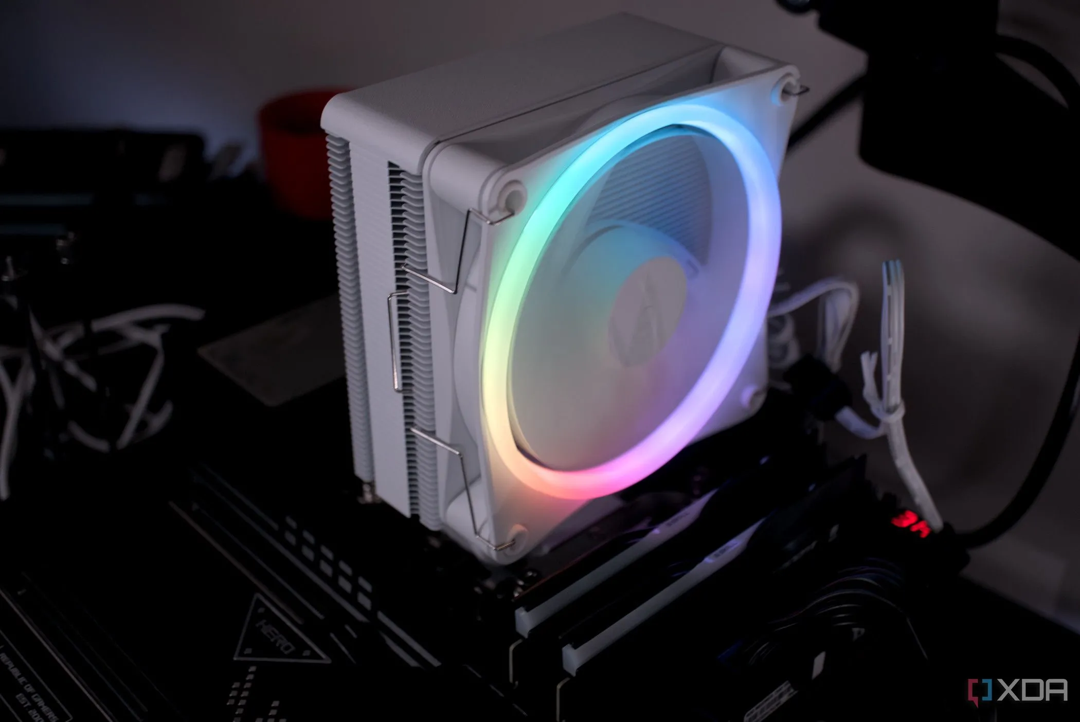 Tản nhiệt CPU NZXT T120 RGB được lắp đặt trên bo mạch chủ, minh họa tầm quan trọng của việc điều chỉnh fan curve để chống thermal throttling.