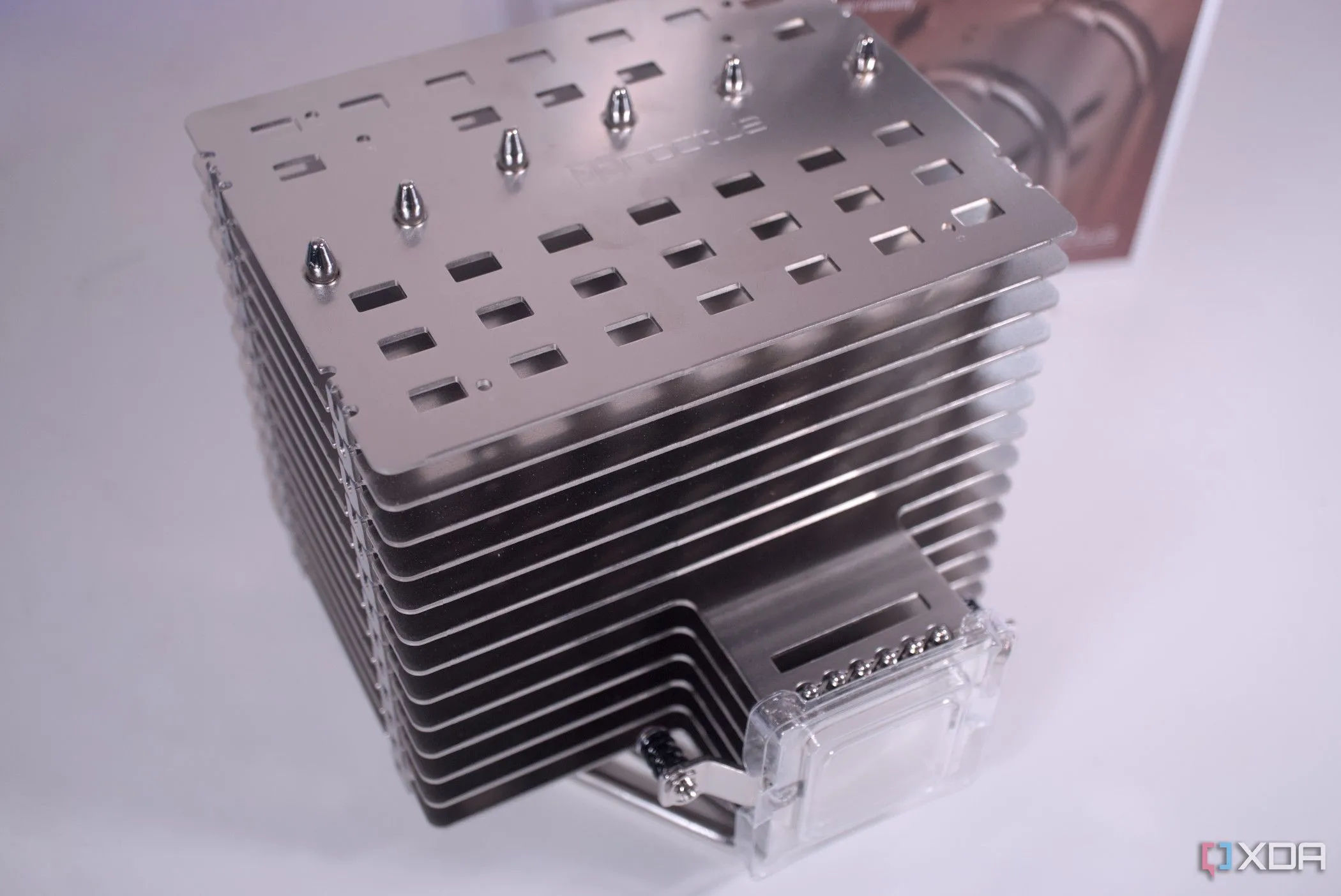 Tản nhiệt CPU thụ động Noctua NH-P1 với thiết kế tản nhiệt lớn, không quạt, mang đến vẻ ngoài độc đáo và hiệu suất làm mát êm ái cho PC.