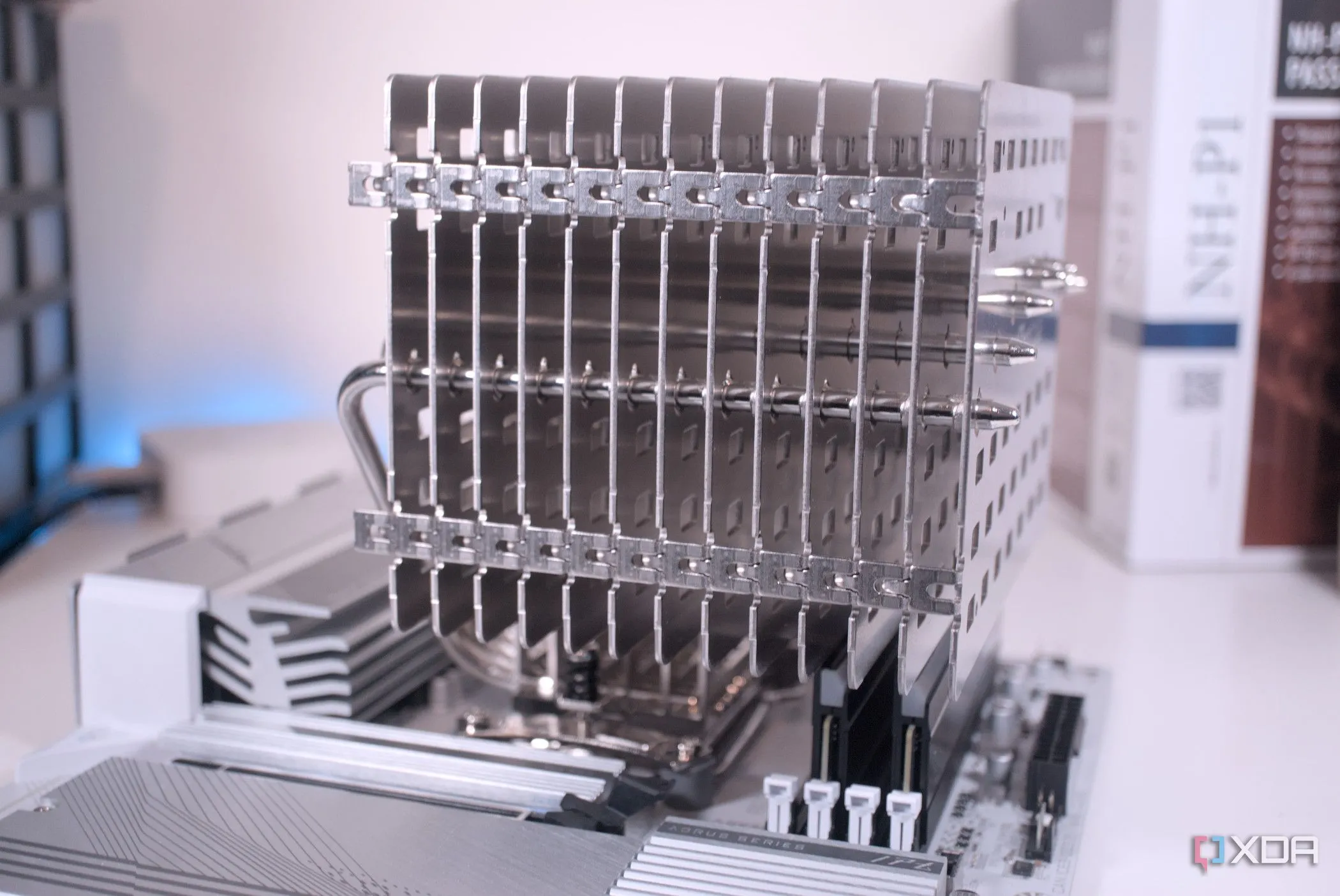 Tản nhiệt khí thụ động Noctua NH-P1 lắp đặt trên bo mạch chủ AMD, giải pháp làm mát yên tĩnh