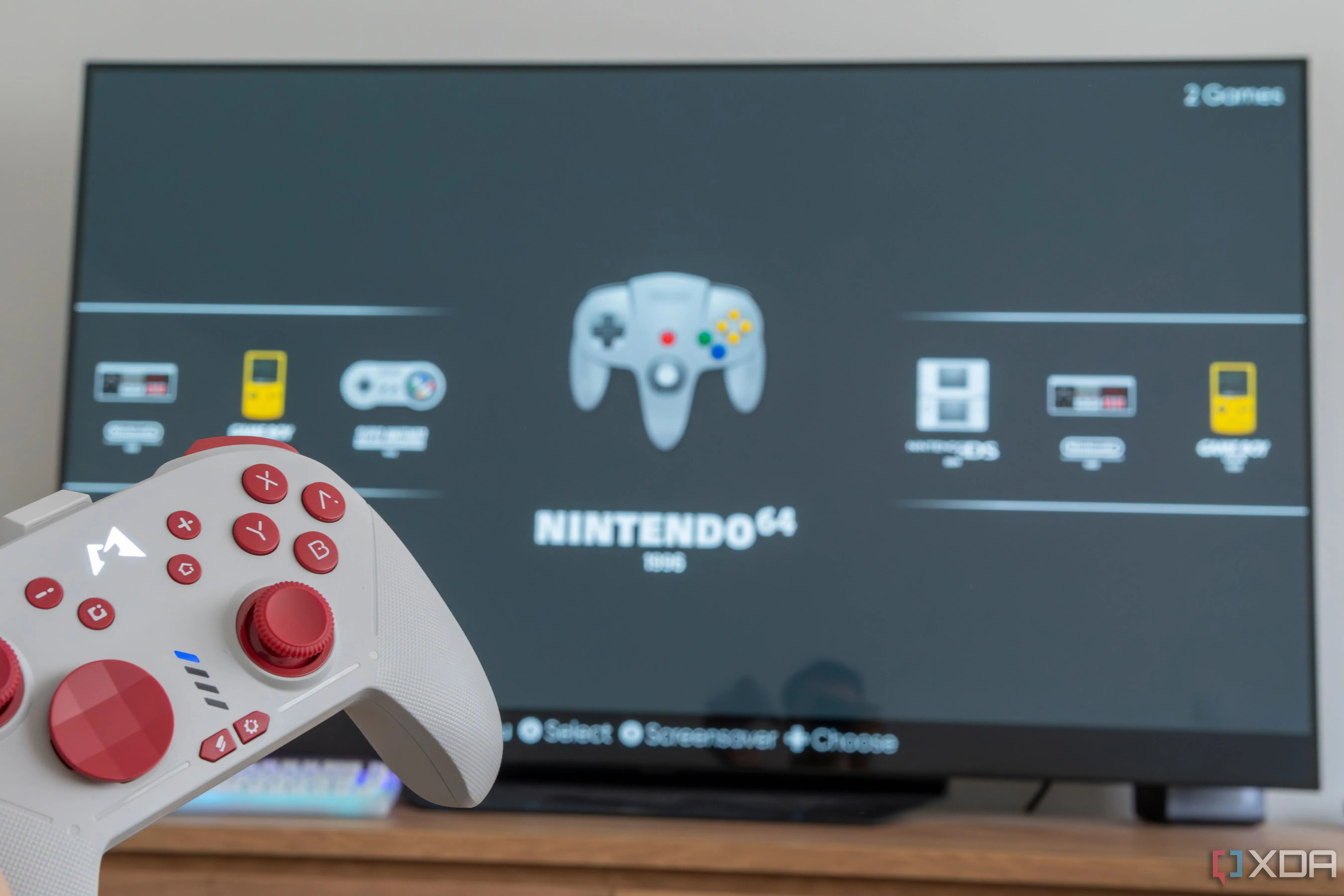 Tay cầm chơi game và màn hình TV hiển thị EmulationStation, nền tảng cho PC chơi game cổ điển