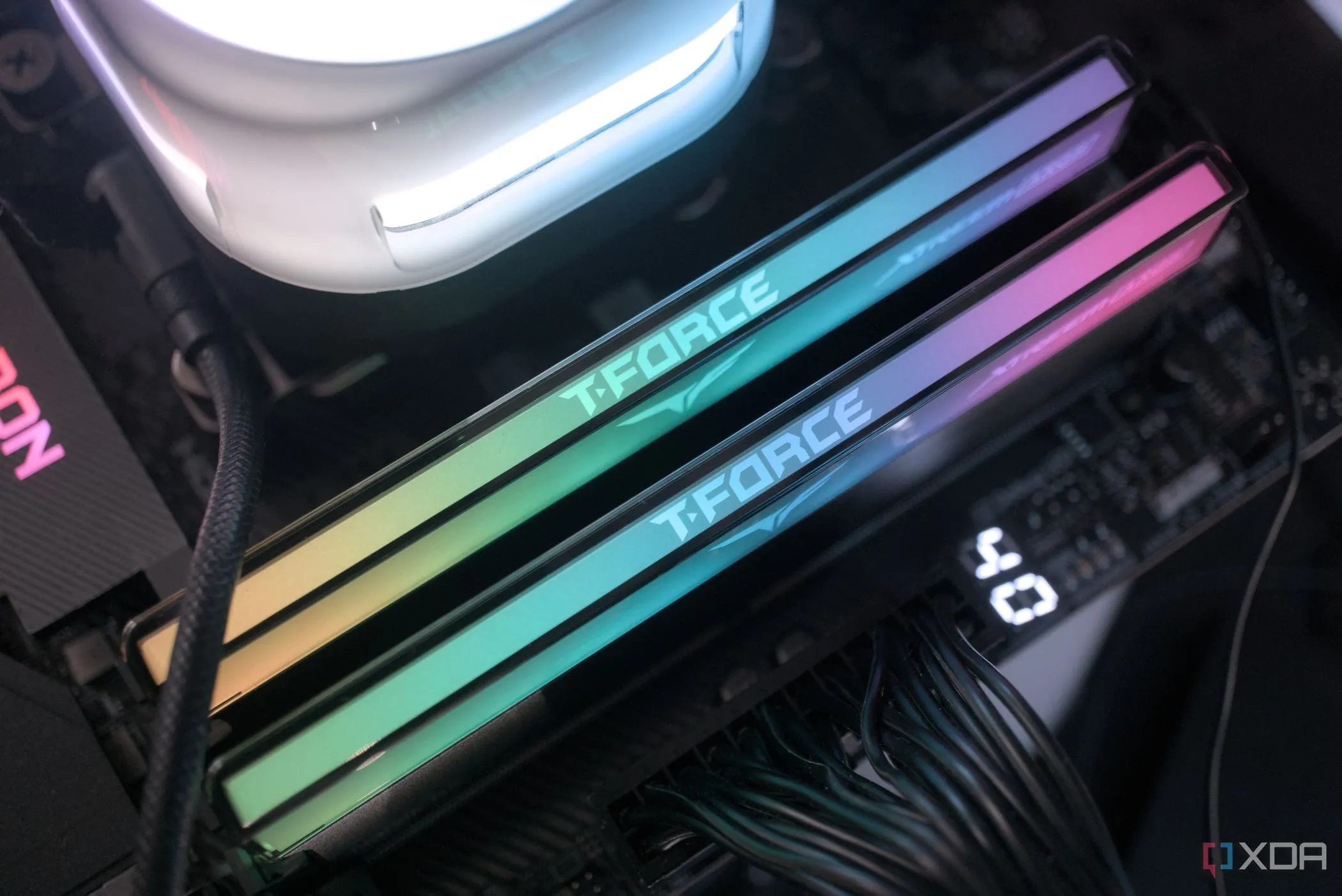 Thanh RAM TeamGroup T-FORCE XTREE ARGB DDR5 đã được lắp đặt trên bo mạch chủ
