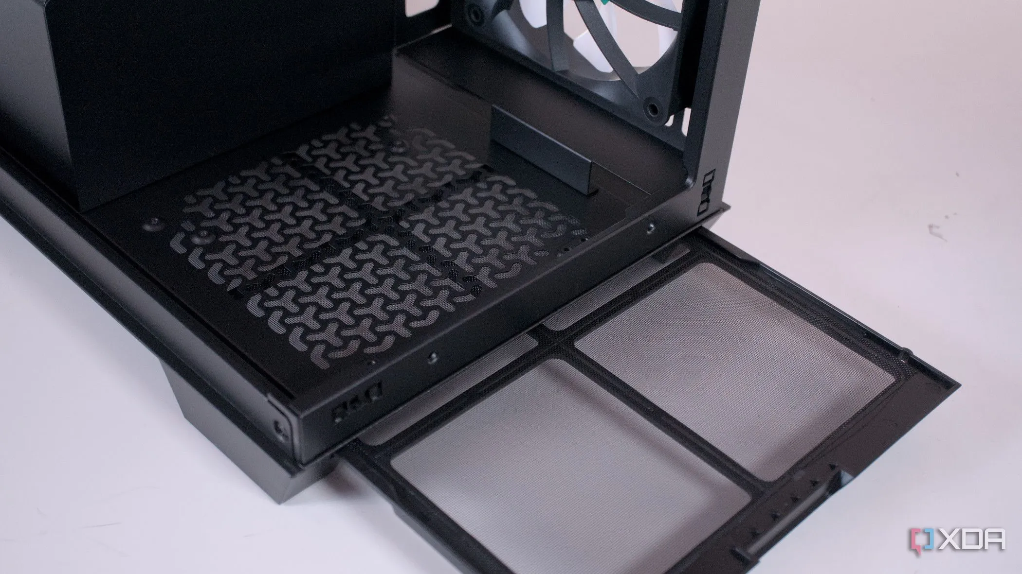 Tháo bộ lọc bụi dưới đáy case Corsair 3500X ARGB, một trong những linh kiện quan trọng giúp ngăn bụi bẩn xâm nhập và bảo vệ hệ thống PC khỏi quá nhiệt.