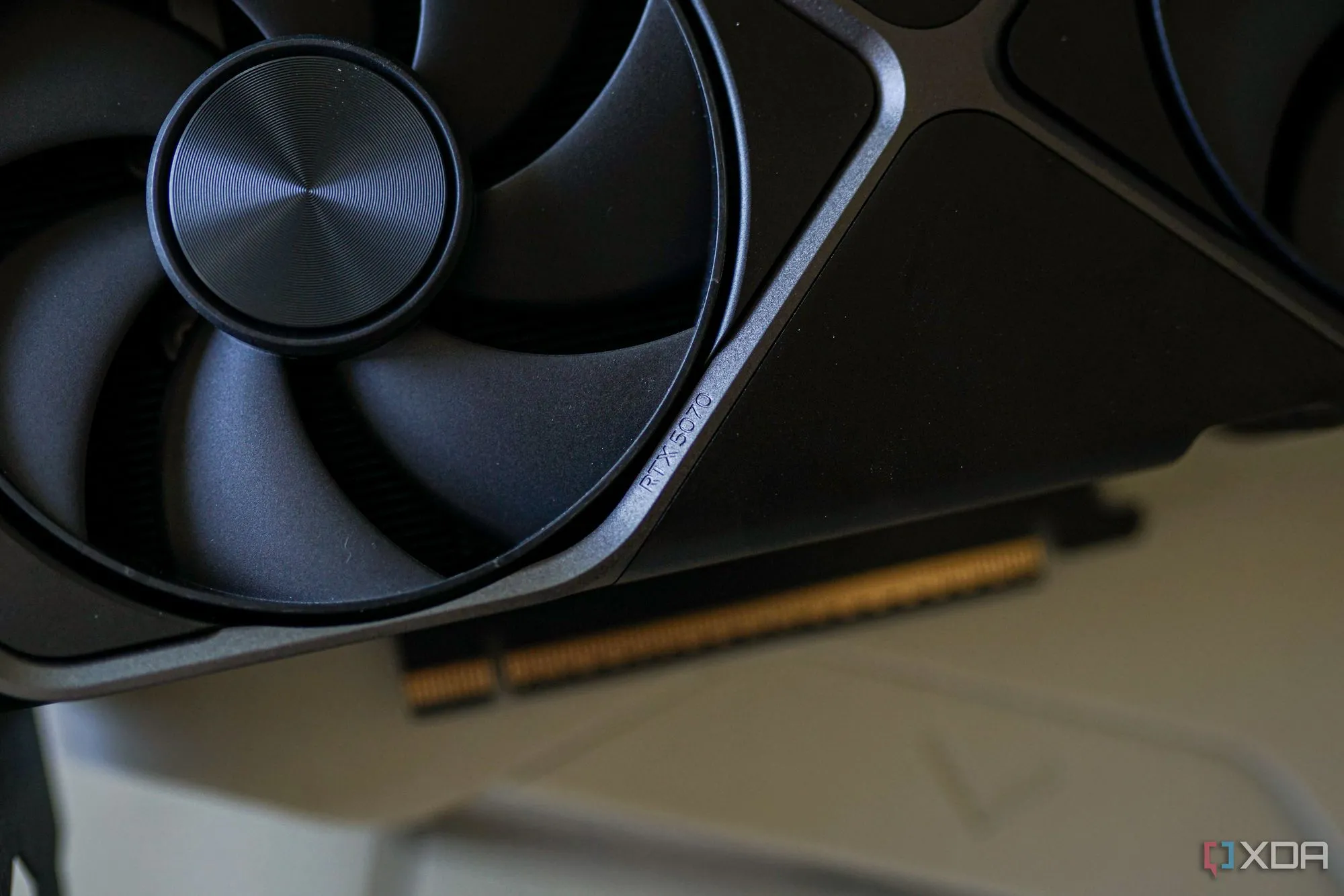 Thẻ đồ họa NVIDIA GeForce RTX 5070 Founders Edition với thiết kế tản nhiệt kim loại sang trọng