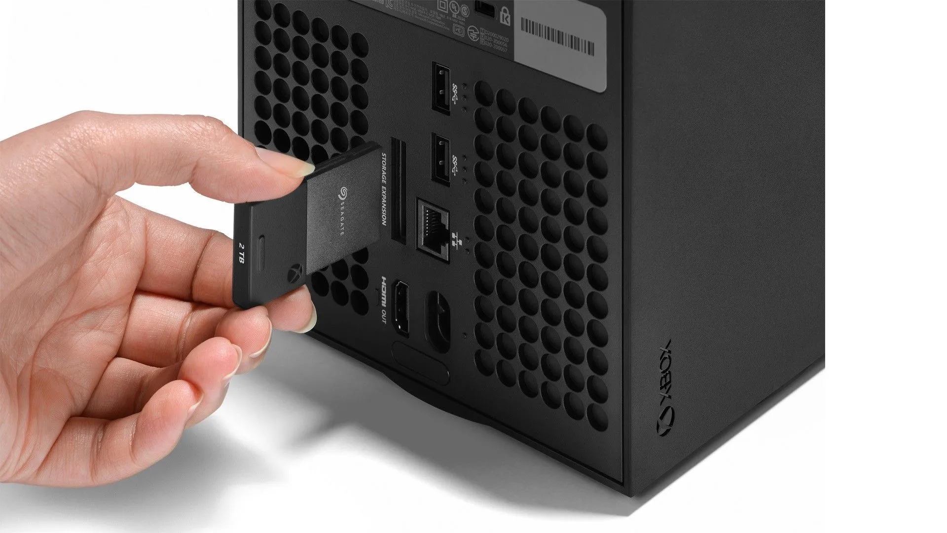 Thẻ SSD mở rộng độc quyền đang được cắm vào Xbox Series X, so sánh với giải pháp SSD tiêu chuẩn của PS5