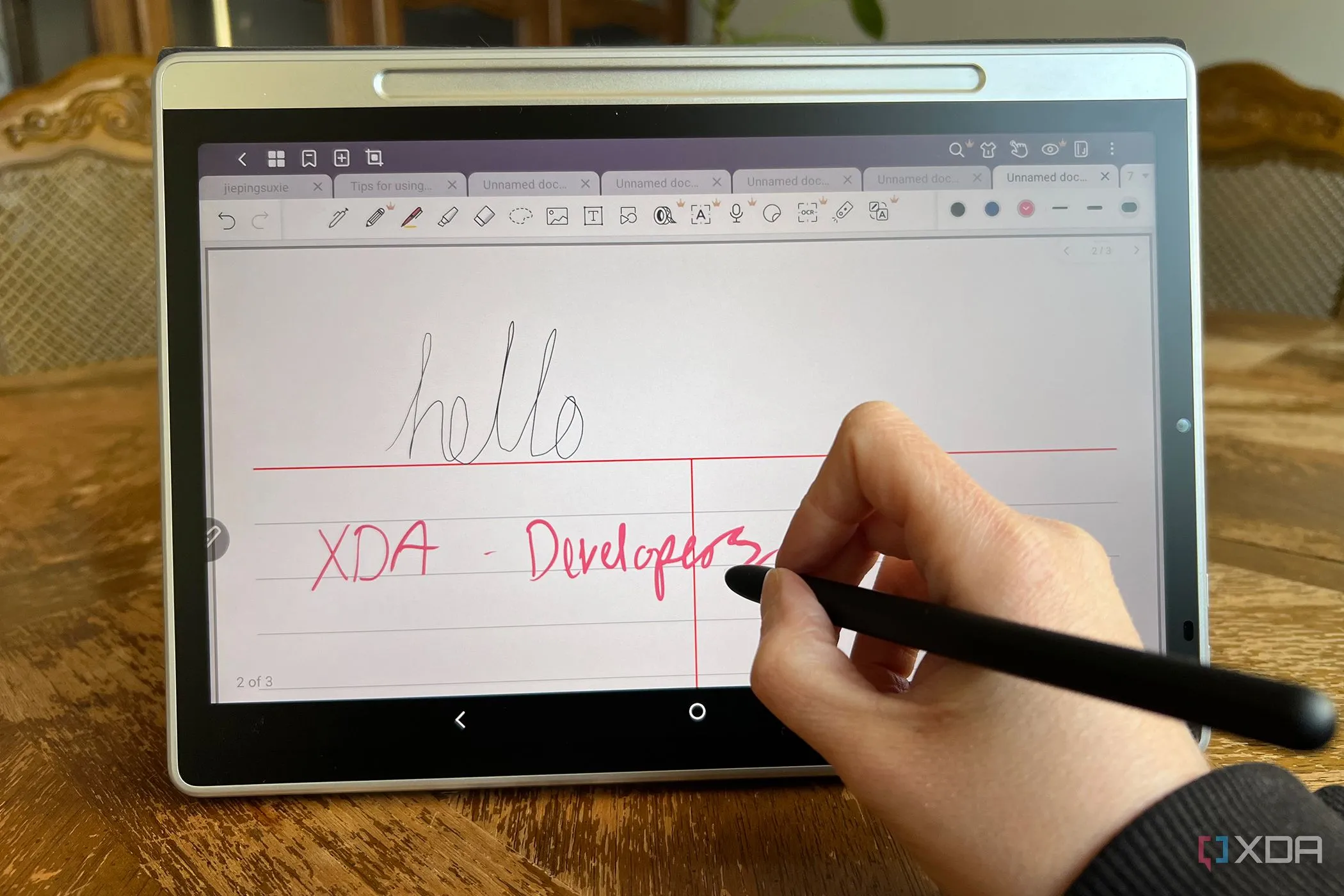 Thiết bị bảng vẽ điện tử XPPen Magic Note Pad với người dùng đang viết hoặc vẽ bằng bút stylus trên màn hình hiển thị.