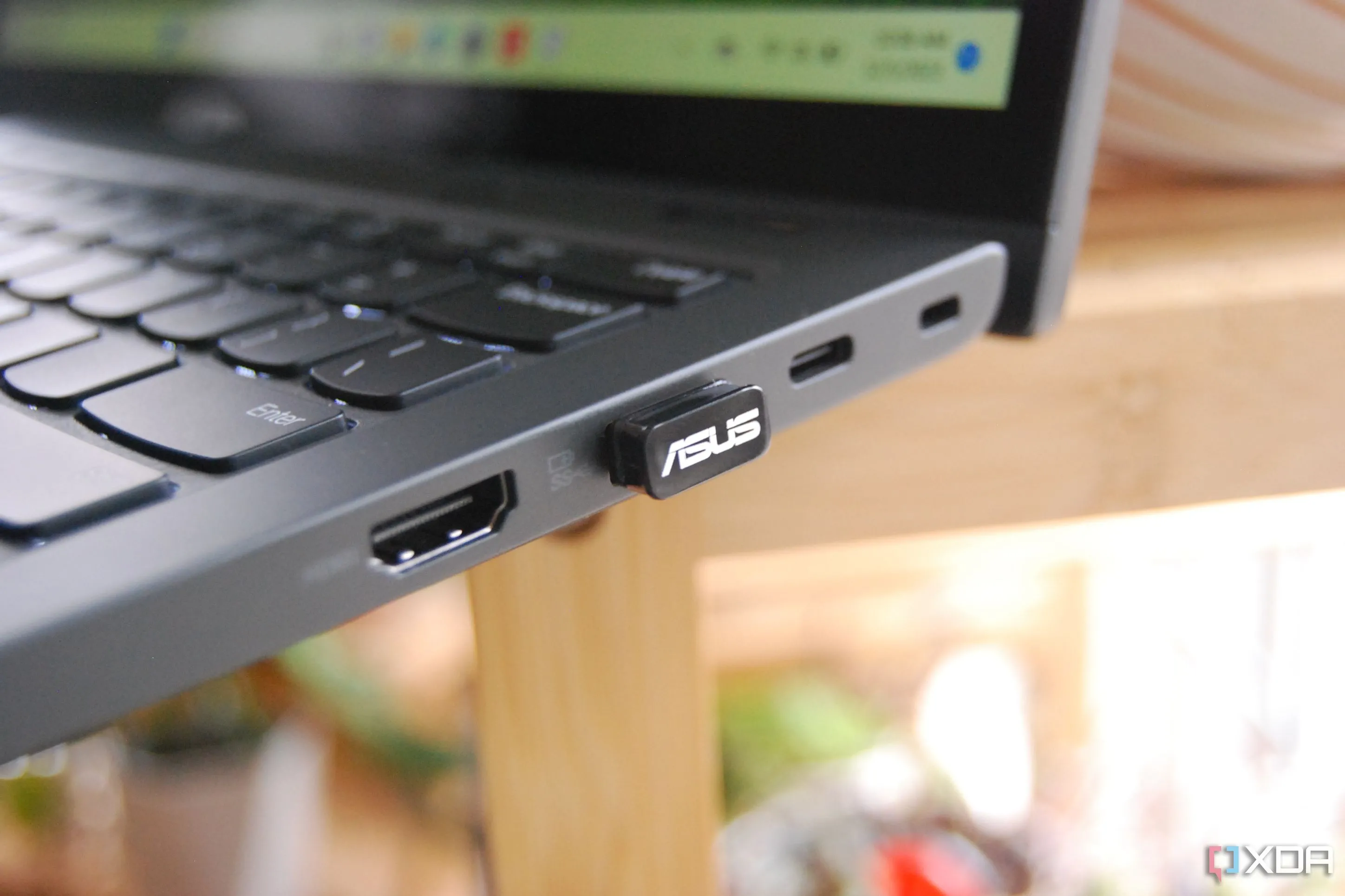 Thiết bị bộ điều hợp Bluetooth của Asus, minh họa khả năng kết nối không dây