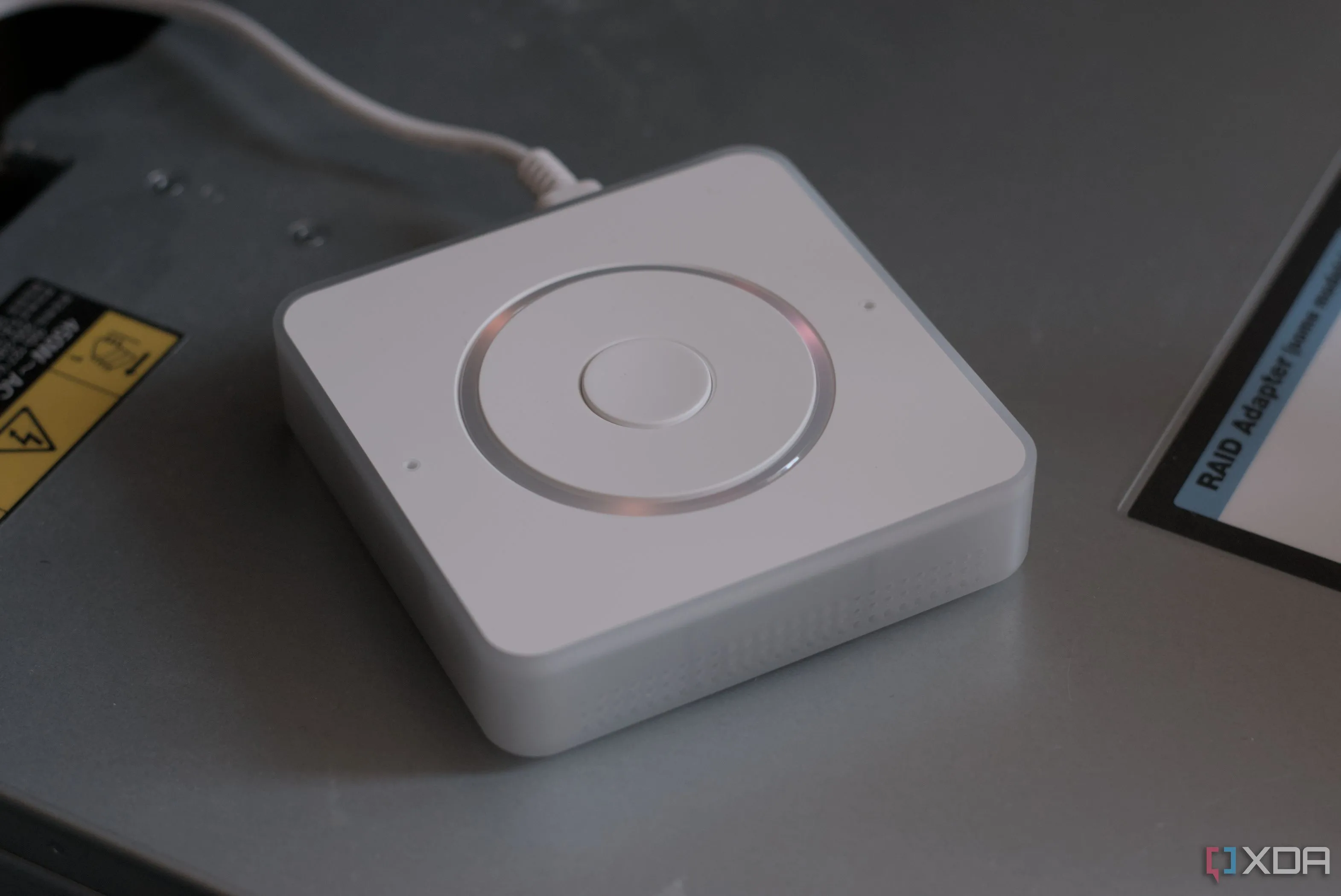 Thiết bị chạy Home Assistant Voice PE với giao diện điều khiển giọng nói thông minh