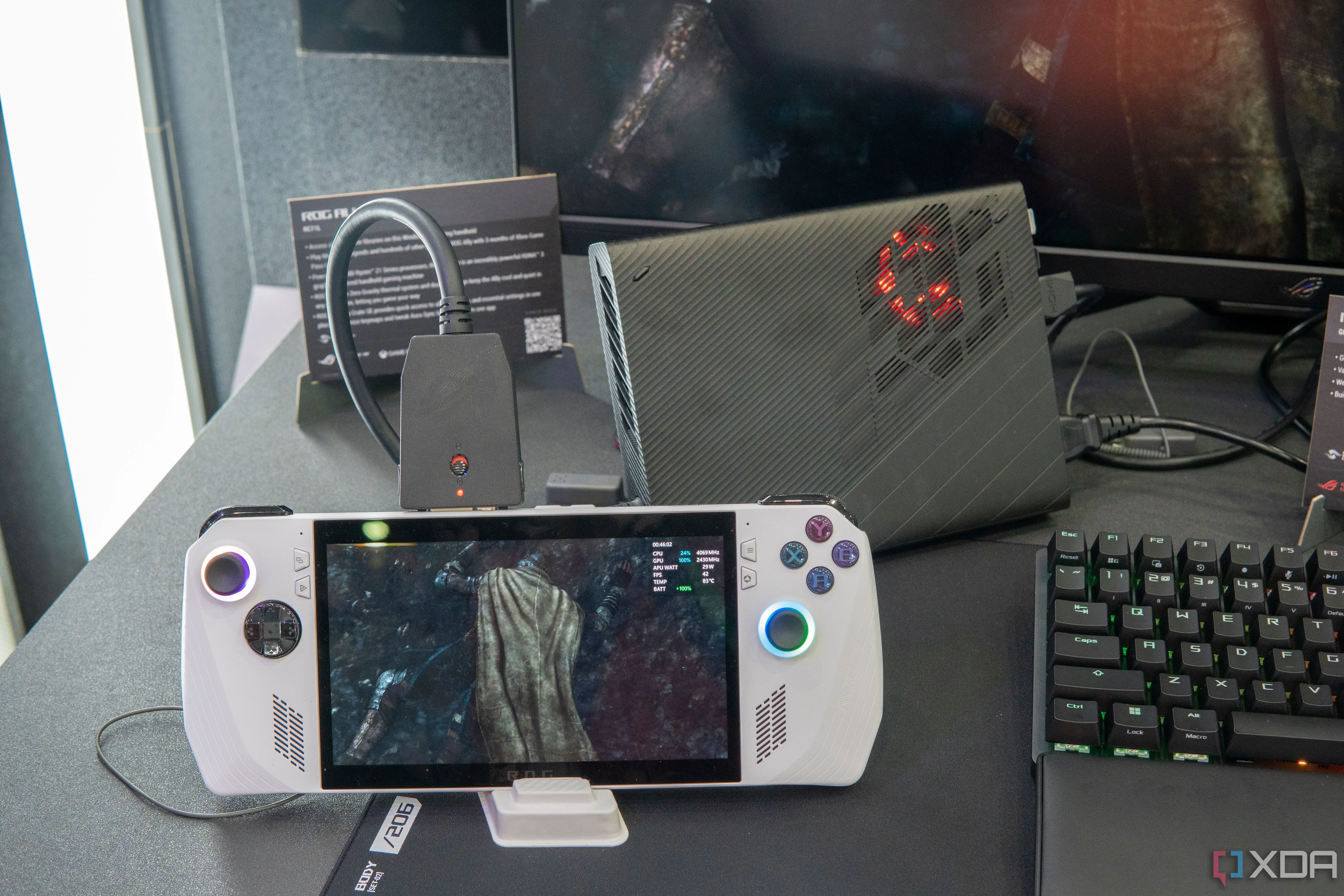 Thiết bị chơi game cầm tay Asus ROG Ally kết nối với eGPU ROG XG Mobile, thể hiện tính linh hoạt của card đồ họa rời